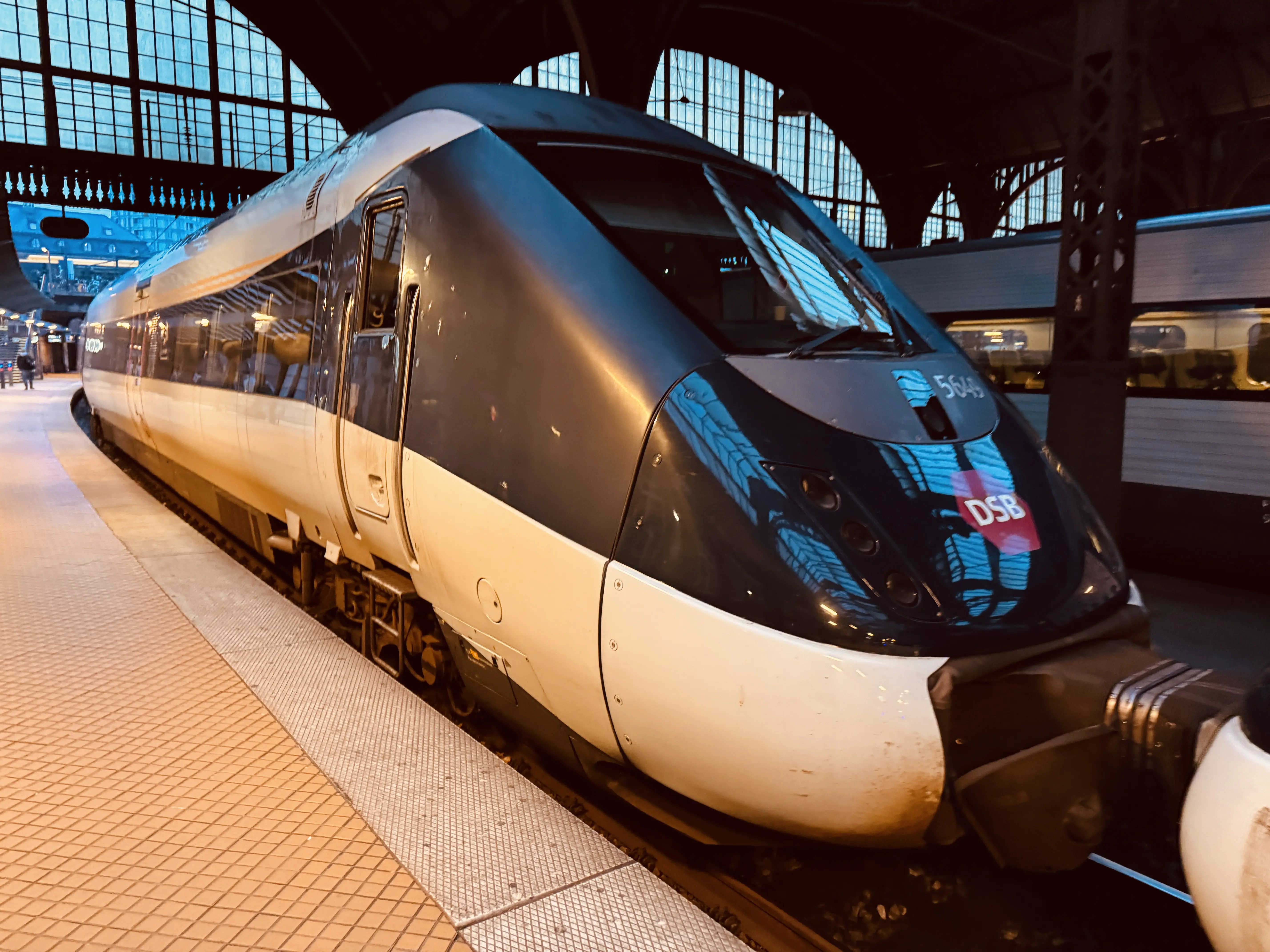 Billede af DSB MG 5649 fotograferet ud for København Hovedbanegård. Billede af DSB MG 5649 fotograferet ud for København Hovedbanegård.