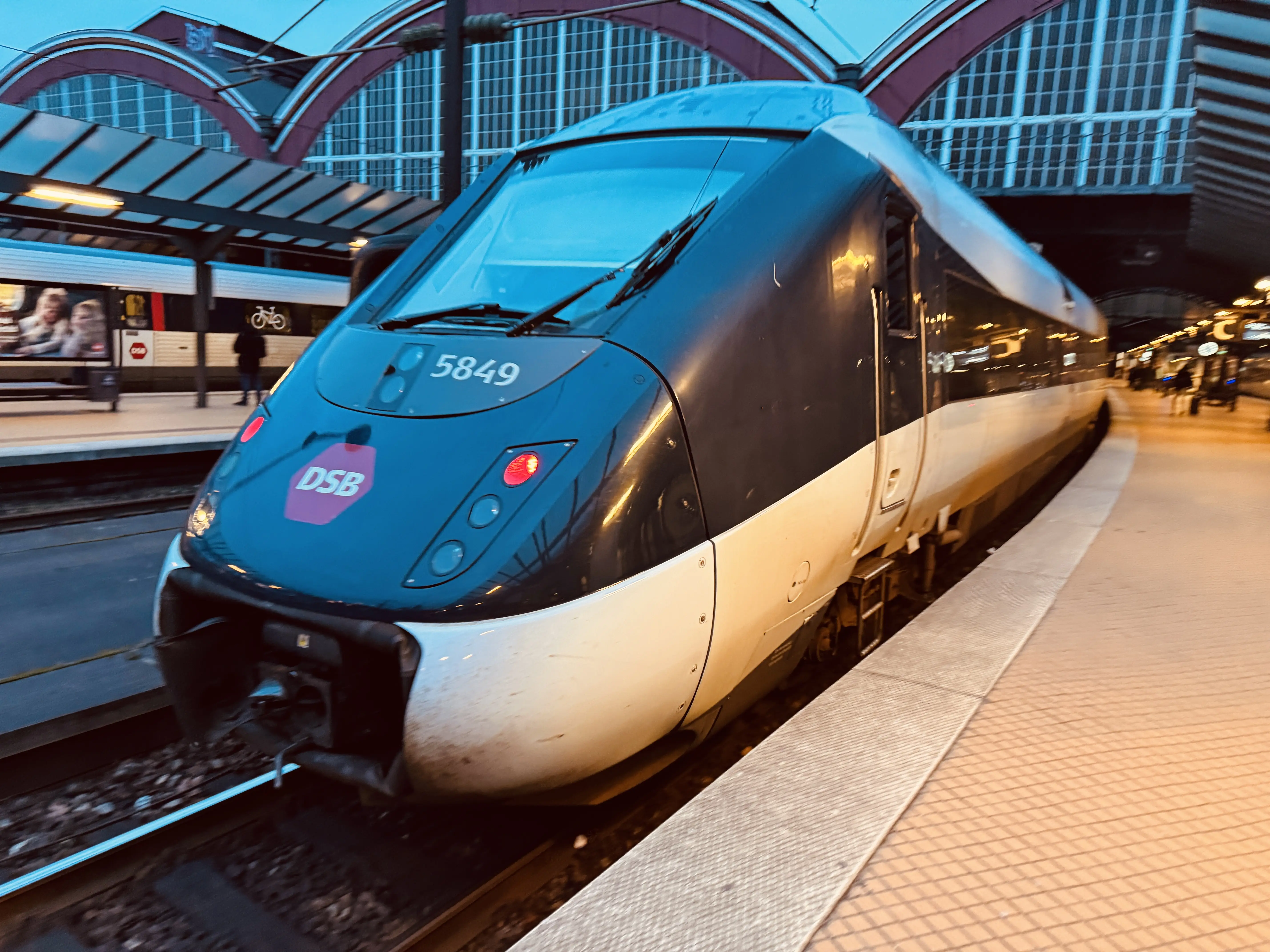 Billede af DSB MG 5649 fotograferet ud for København Hovedbanegård. Billede af DSB MG 5649 fotograferet ud for København Hovedbanegård.