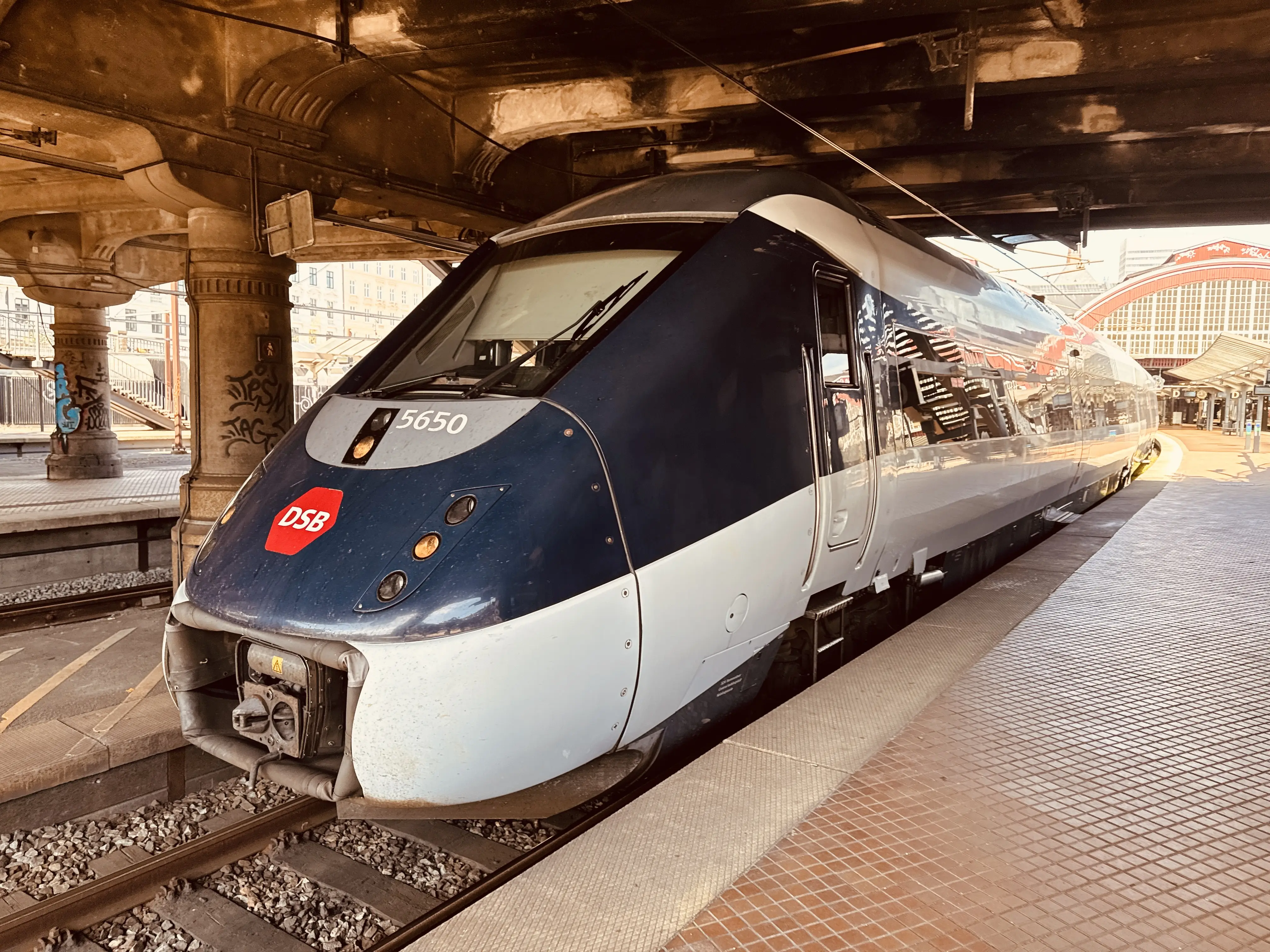 Billede af DSB MG 5650 fotograferet ud for København Hovedbanegård. Billede af DSB MG 5650 fotograferet ud for København Hovedbanegård.