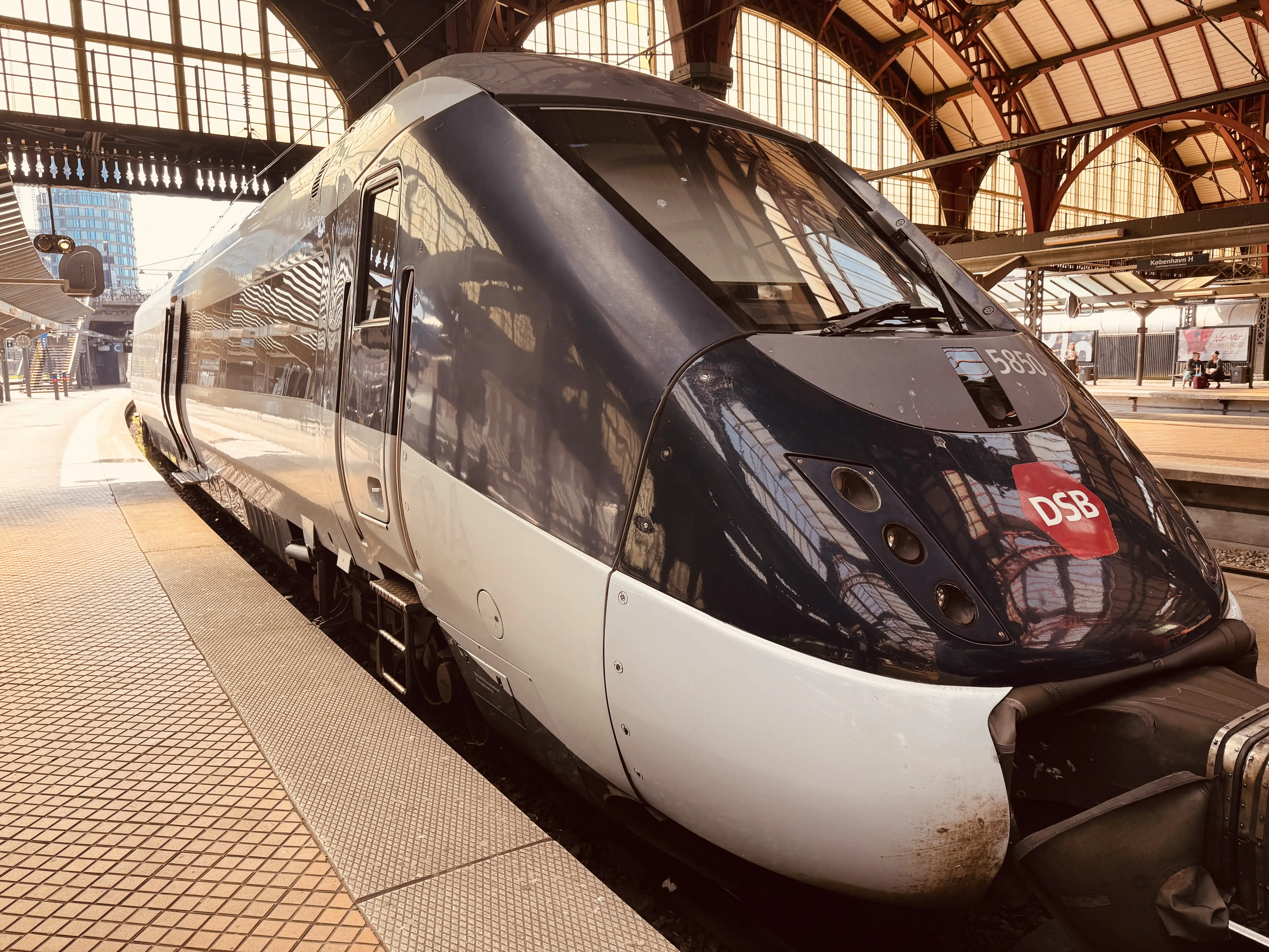 Billede af DSB MG 5650 fotograferet ud for København Hovedbanegård. Billede af DSB MG 5650 fotograferet ud for København Hovedbanegård.