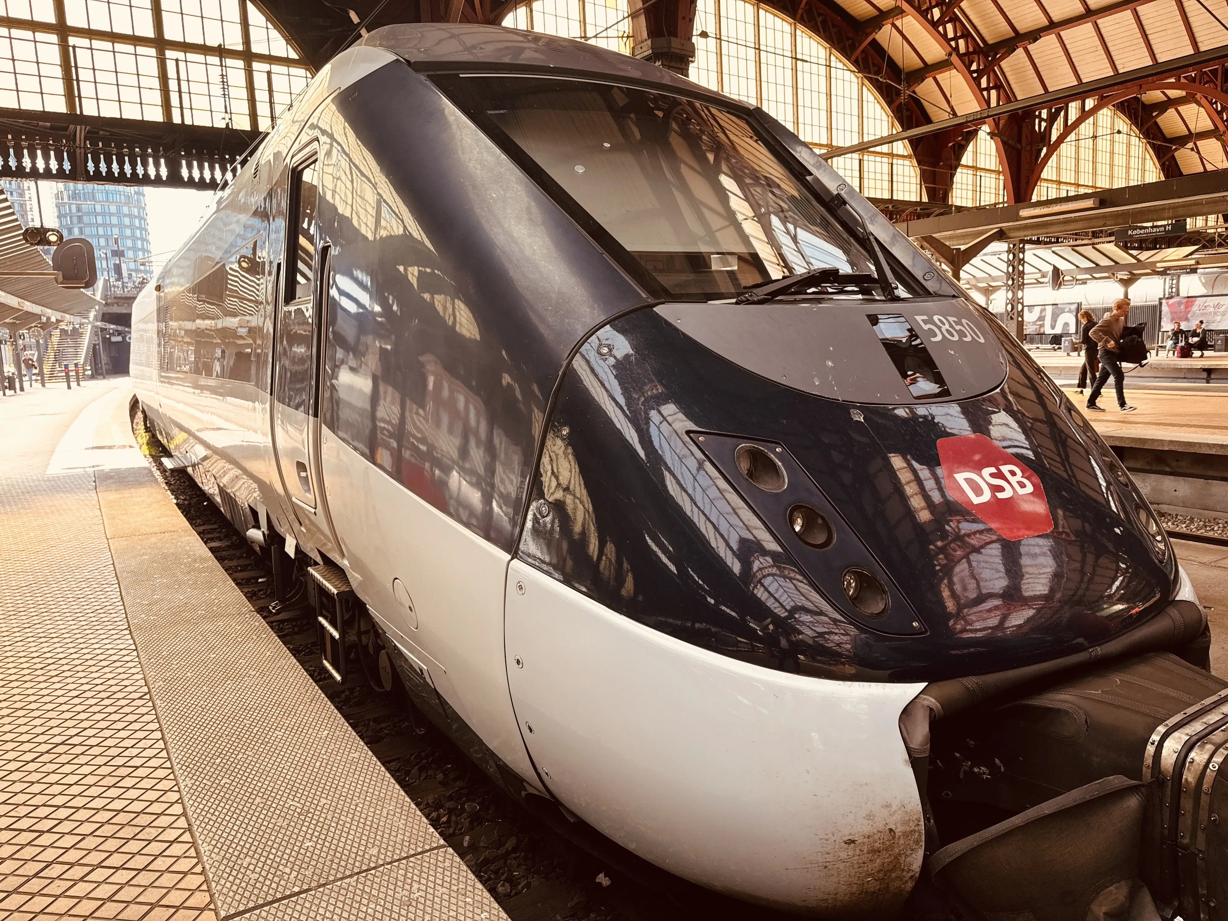 Billede af DSB MG 5650 fotograferet ud for København Hovedbanegård. Billede af DSB MG 5650 fotograferet ud for København Hovedbanegård.