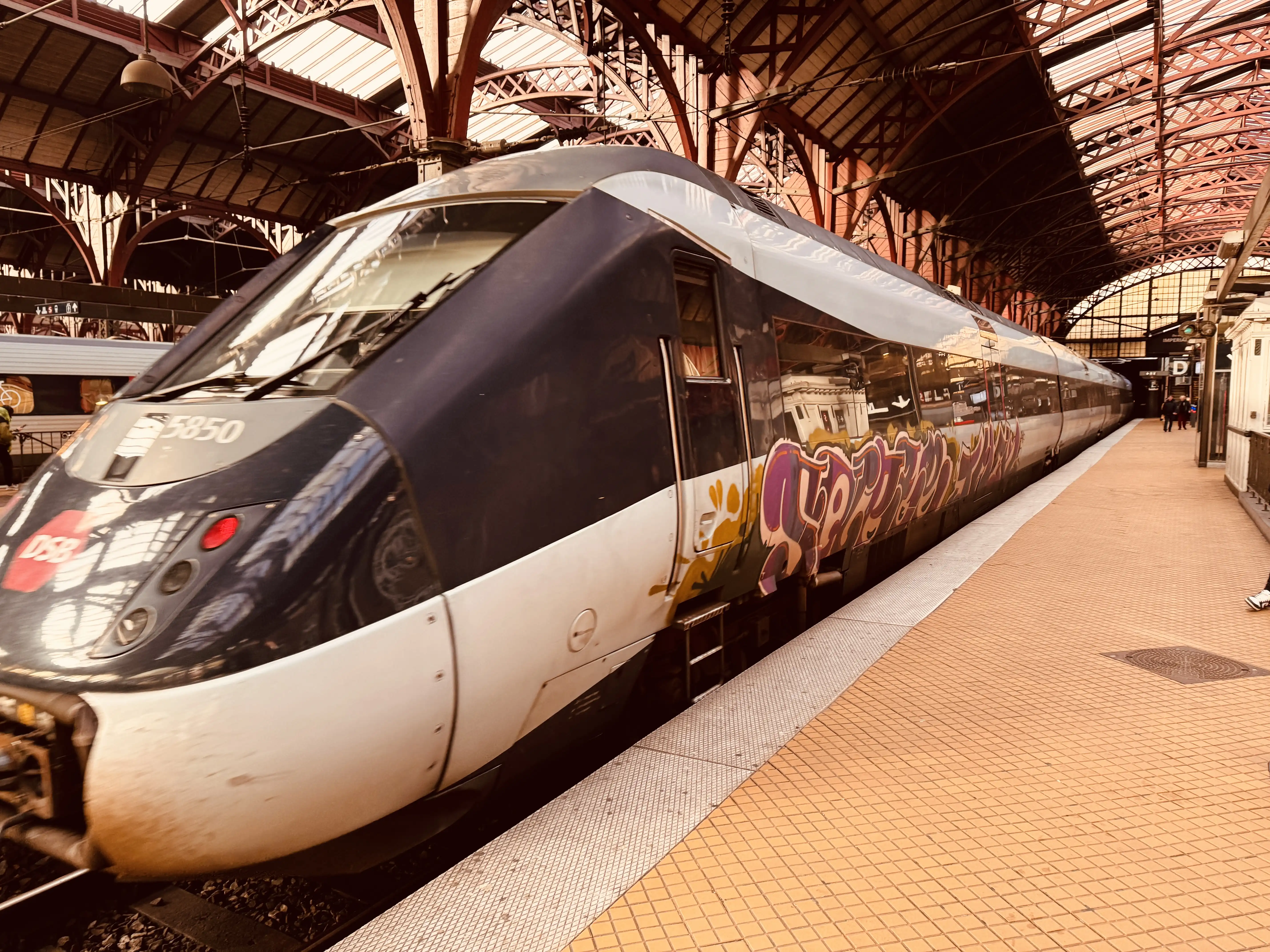 Billede af DSB MG 5650 fotograferet ud for København Hovedbanegård. Billede af DSB MG 5650 fotograferet ud for København Hovedbanegård.