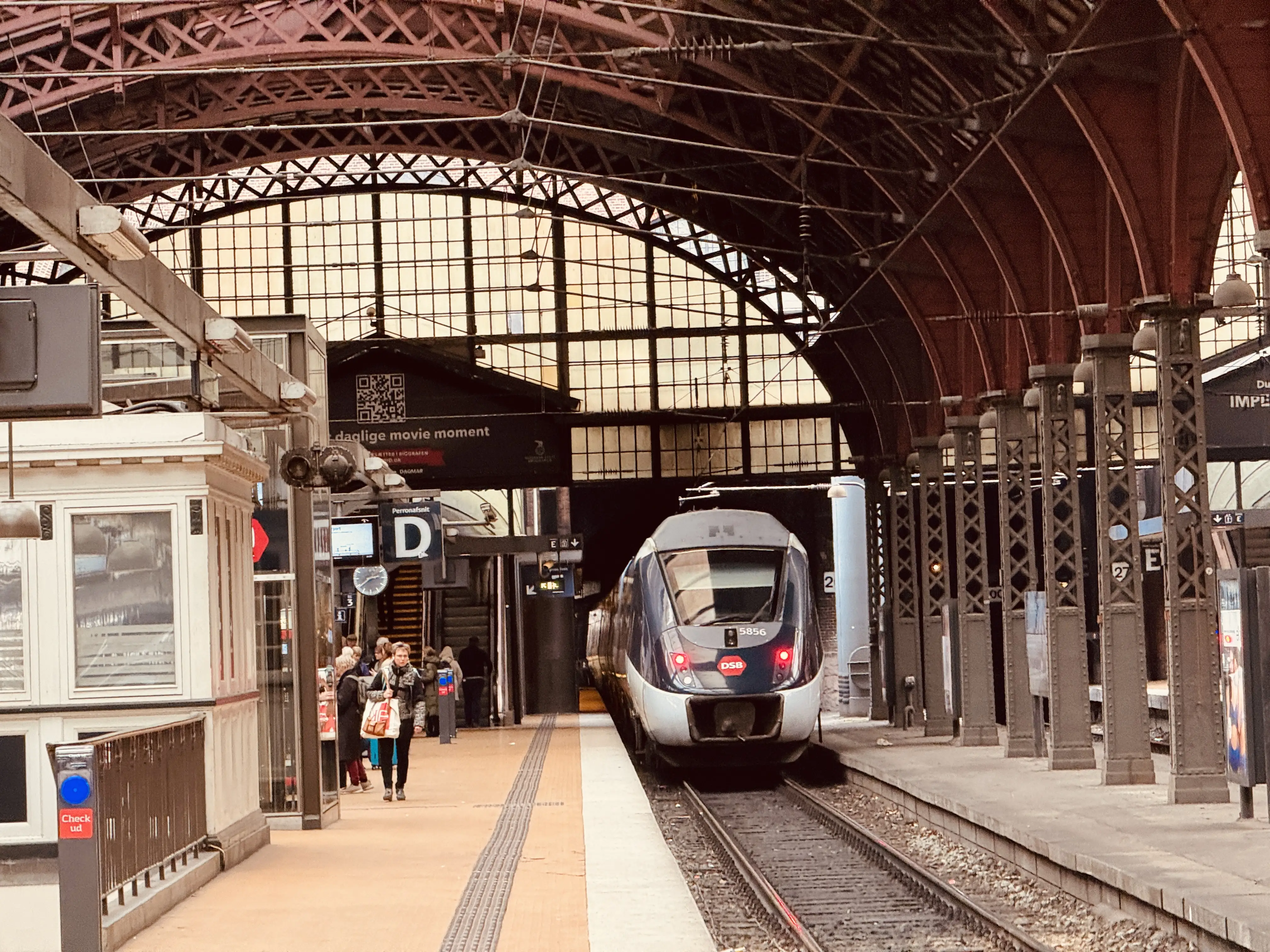 Billede af DSB MG 5656 fotograferet ud for København Hovedbanegård. Billede af DSB MG 5656 fotograferet ud for København Hovedbanegård.