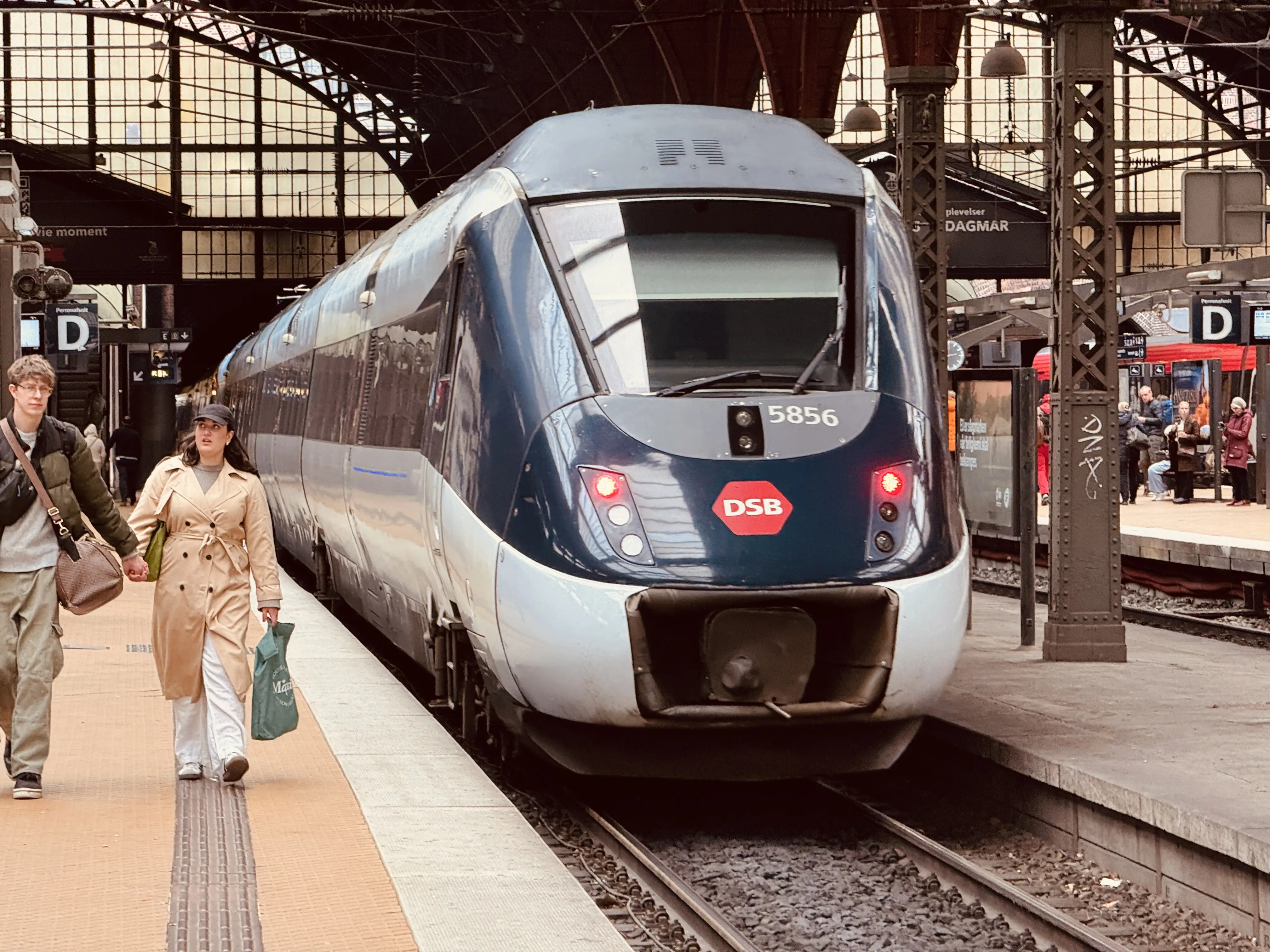 Billede af DSB MG 5656 fotograferet ud for København Hovedbanegård. Billede af DSB MG 5656 fotograferet ud for København Hovedbanegård.