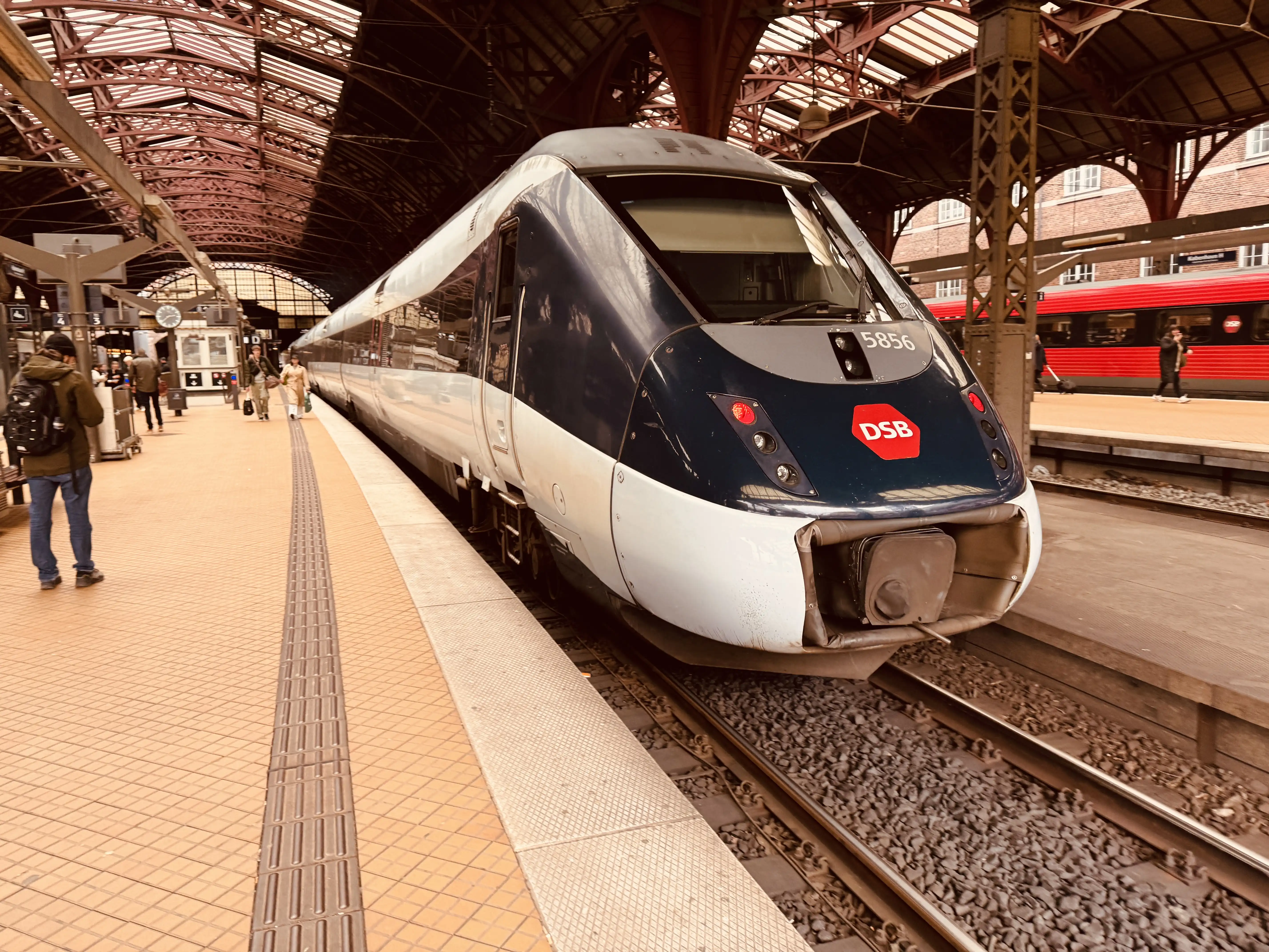 Billede af DSB MG 5656 fotograferet ud for København Hovedbanegård. Billede af DSB MG 5656 fotograferet ud for København Hovedbanegård.