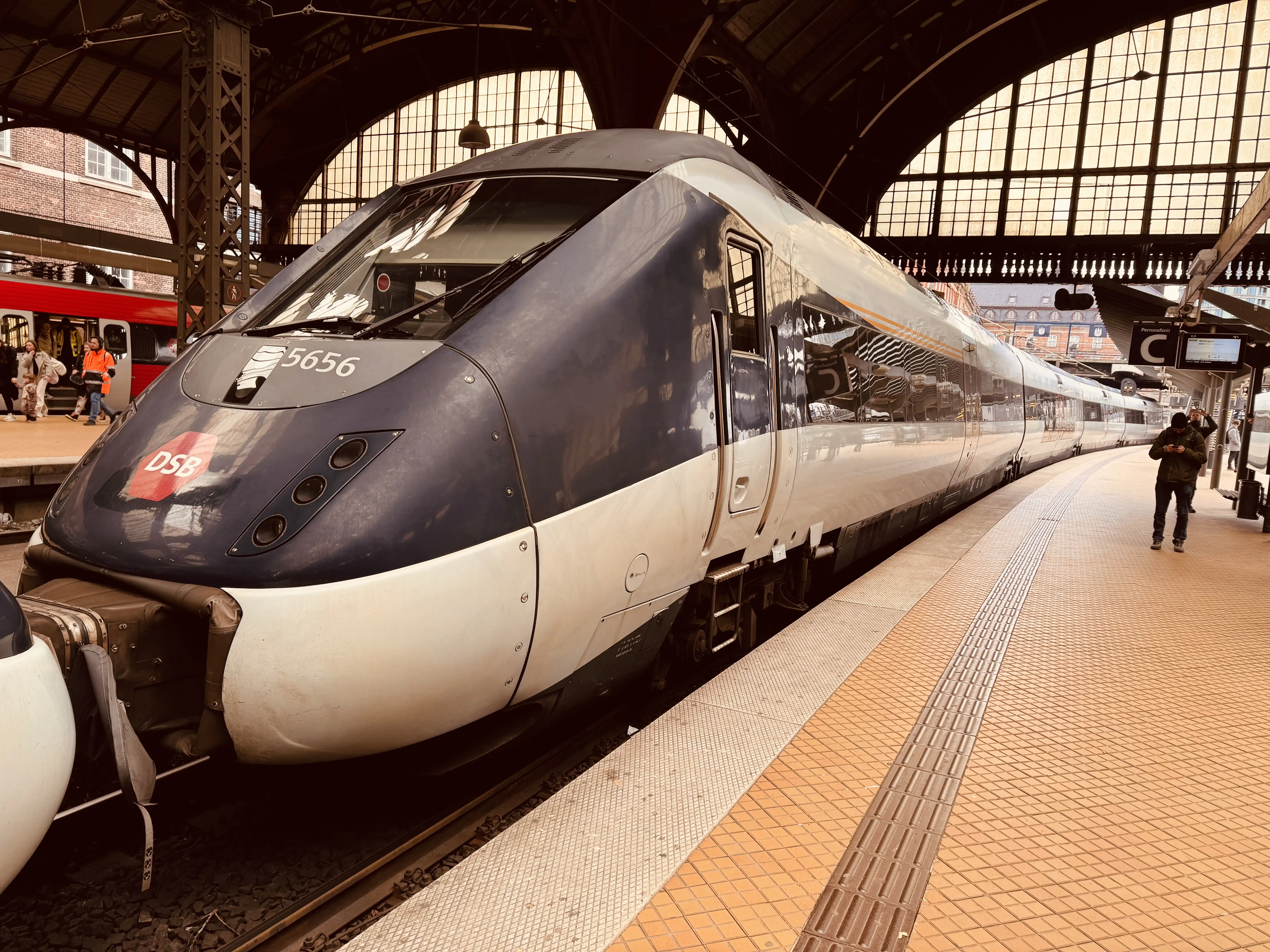 Billede af DSB MG 5656 fotograferet ud for København Hovedbanegård. Billede af DSB MG 5656 fotograferet ud for København Hovedbanegård.