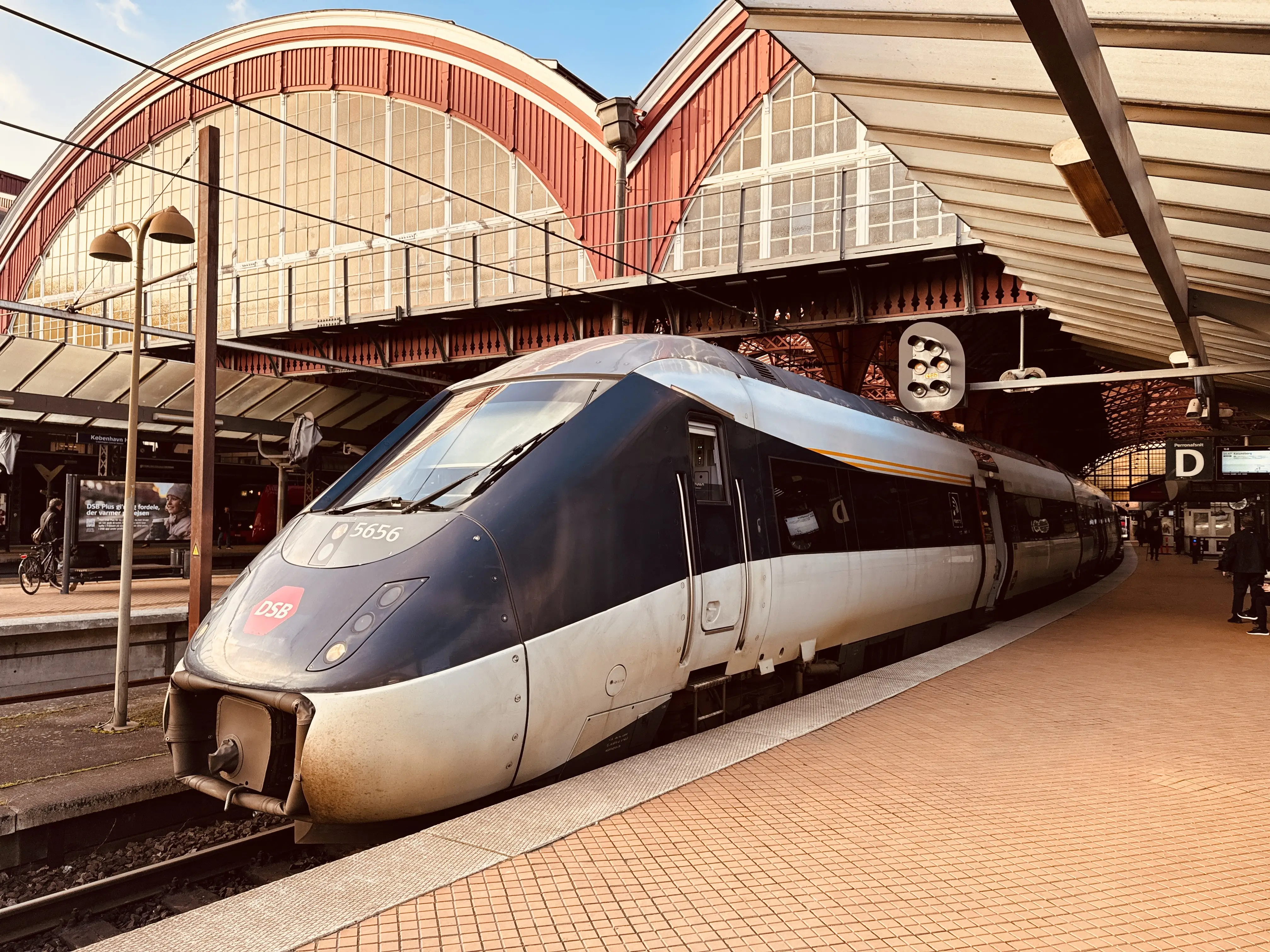 Billede af DSB MG 5656 fotograferet ud for København Hovedbanegård. Billede af DSB MG 5656 fotograferet ud for København Hovedbanegård.
