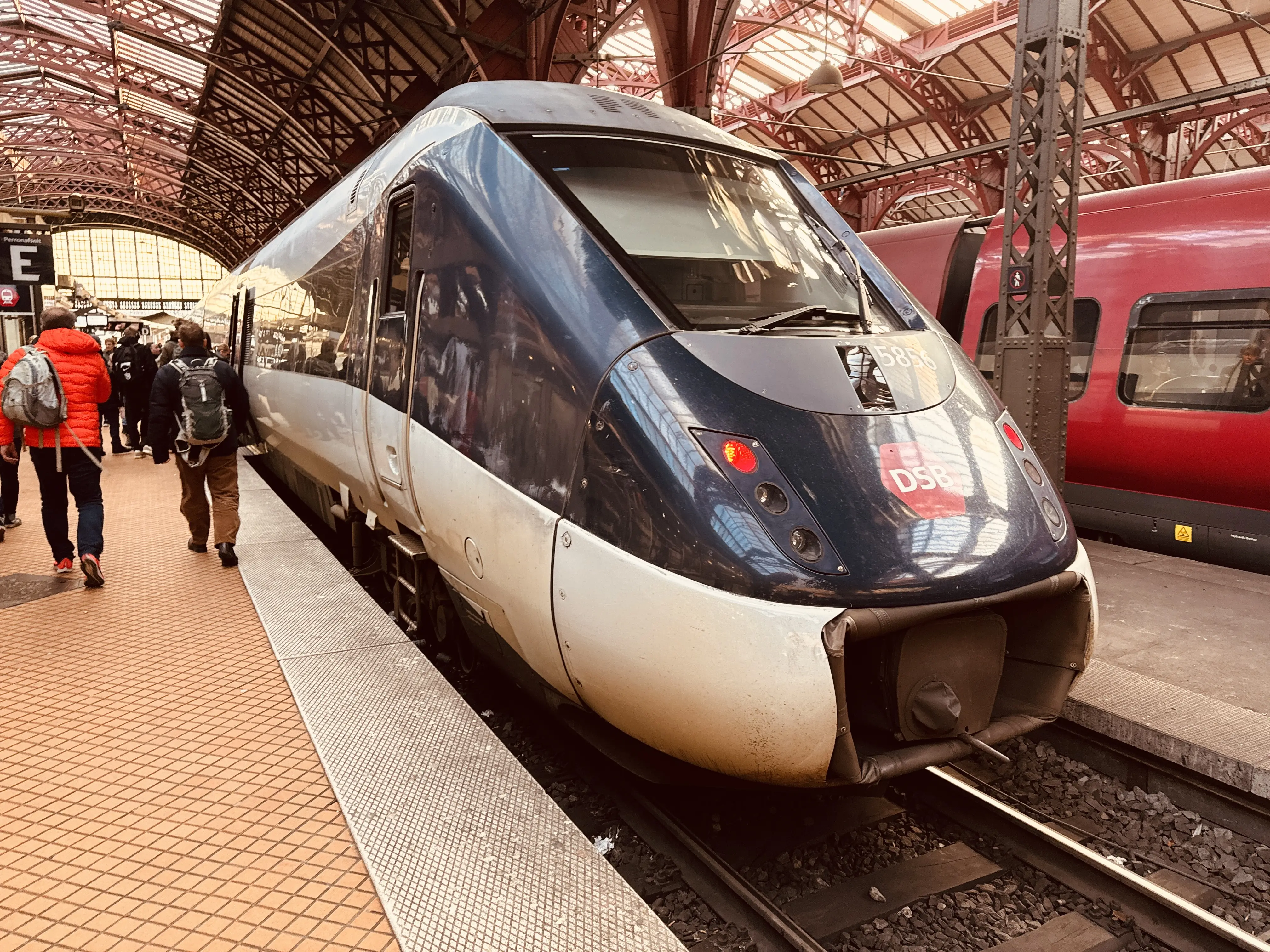 Billede af DSB MG 5656 fotograferet ud for København Hovedbanegård. Billede af DSB MG 5656 fotograferet ud for København Hovedbanegård.