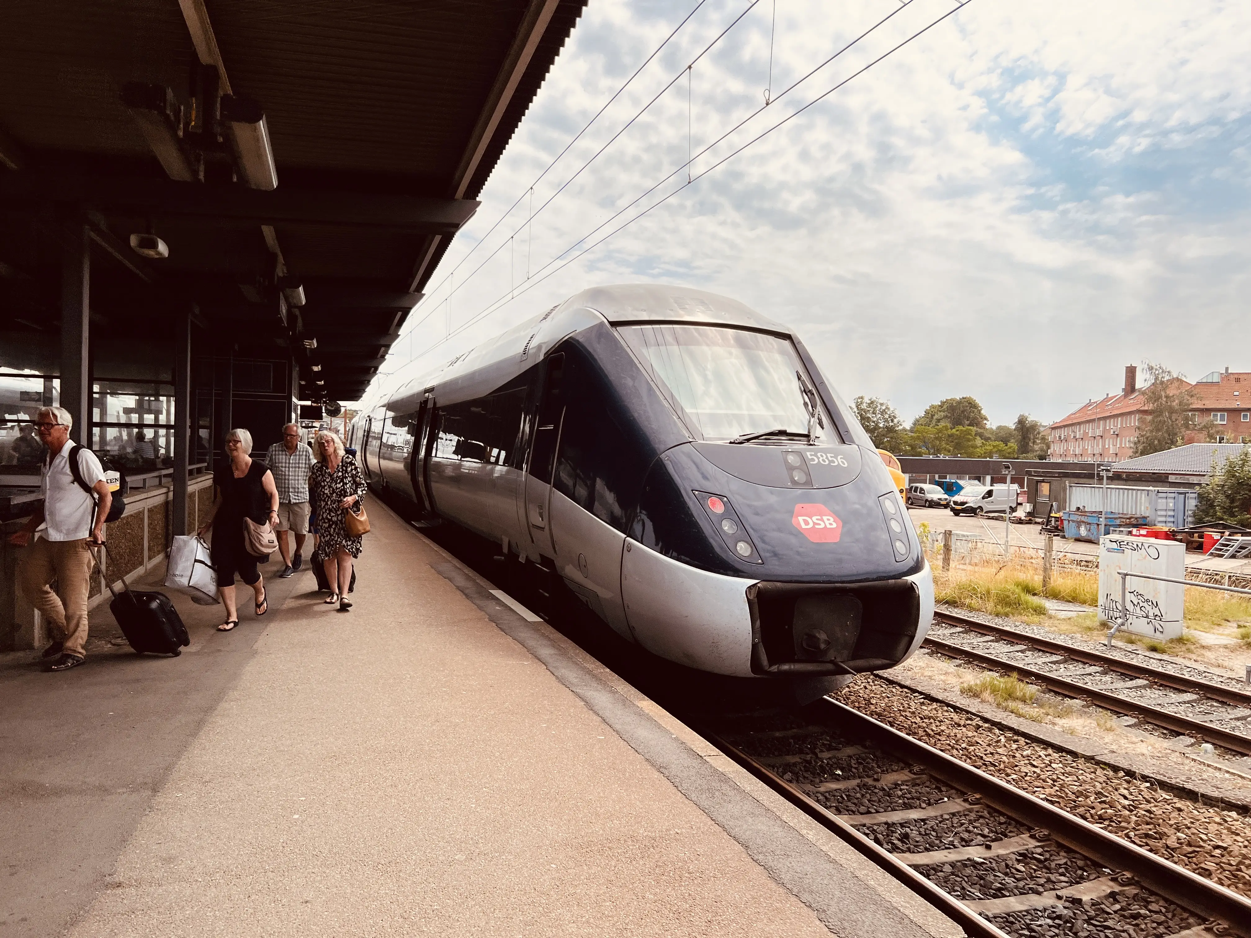 Billede af DSB MG 5656 fotograferet ud for Holbæk Station. Billede af DSB MG 5656 fotograferet ud for Holbæk Station.
