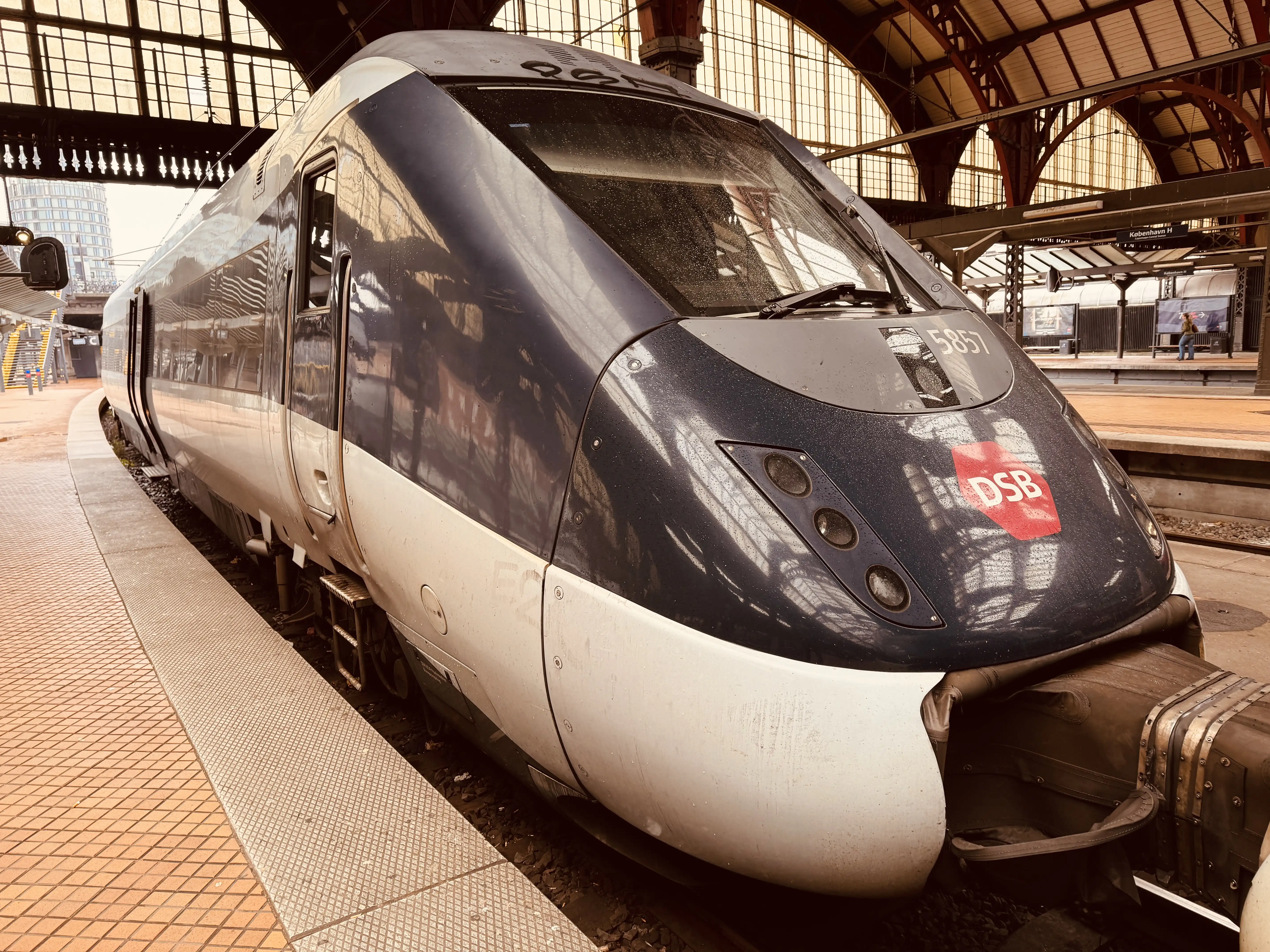 Billede af DSB MG 5657 fotograferet ud for København Hovedbanegård. Billede af DSB MG 5657 fotograferet ud for København Hovedbanegård.