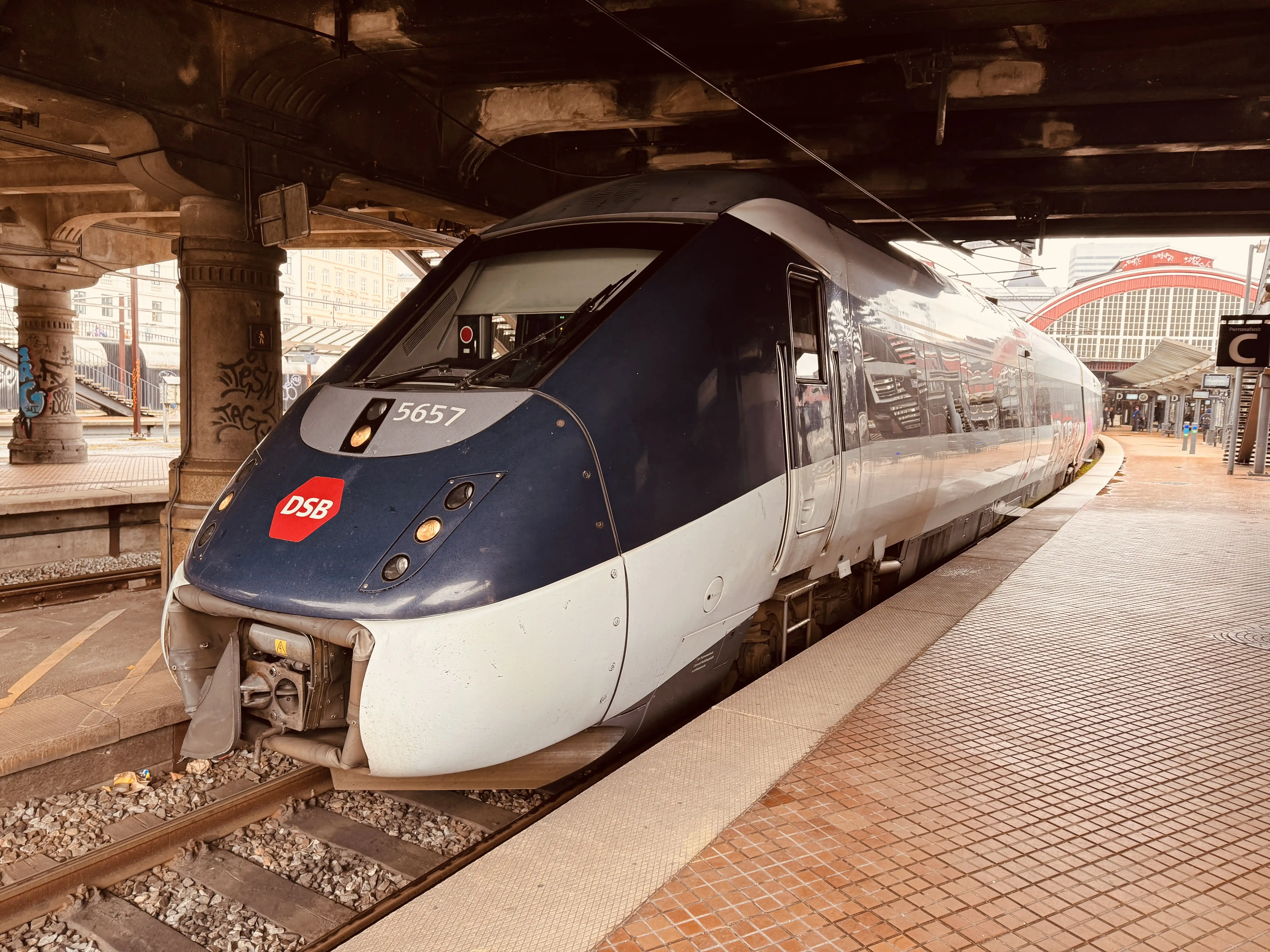 Billede af DSB MG 5657 fotograferet ud for København Hovedbanegård. Billede af DSB MG 5657 fotograferet ud for København Hovedbanegård.