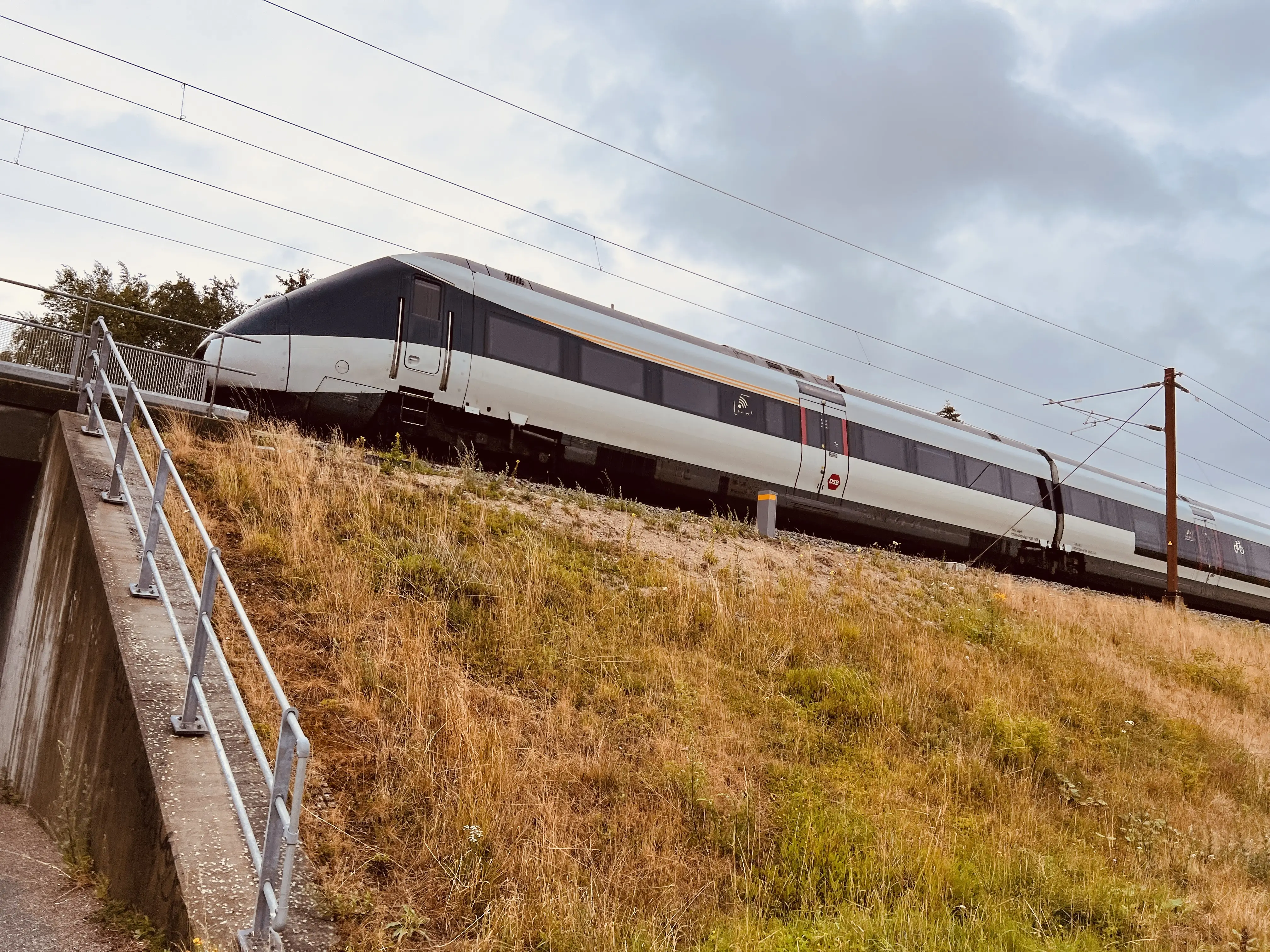 Billede af DSB MG 5660 fotograferet ud for Kisserup Trinbræt. Billede af DSB MG 5660 fotograferet ud for Kisserup Trinbræt.