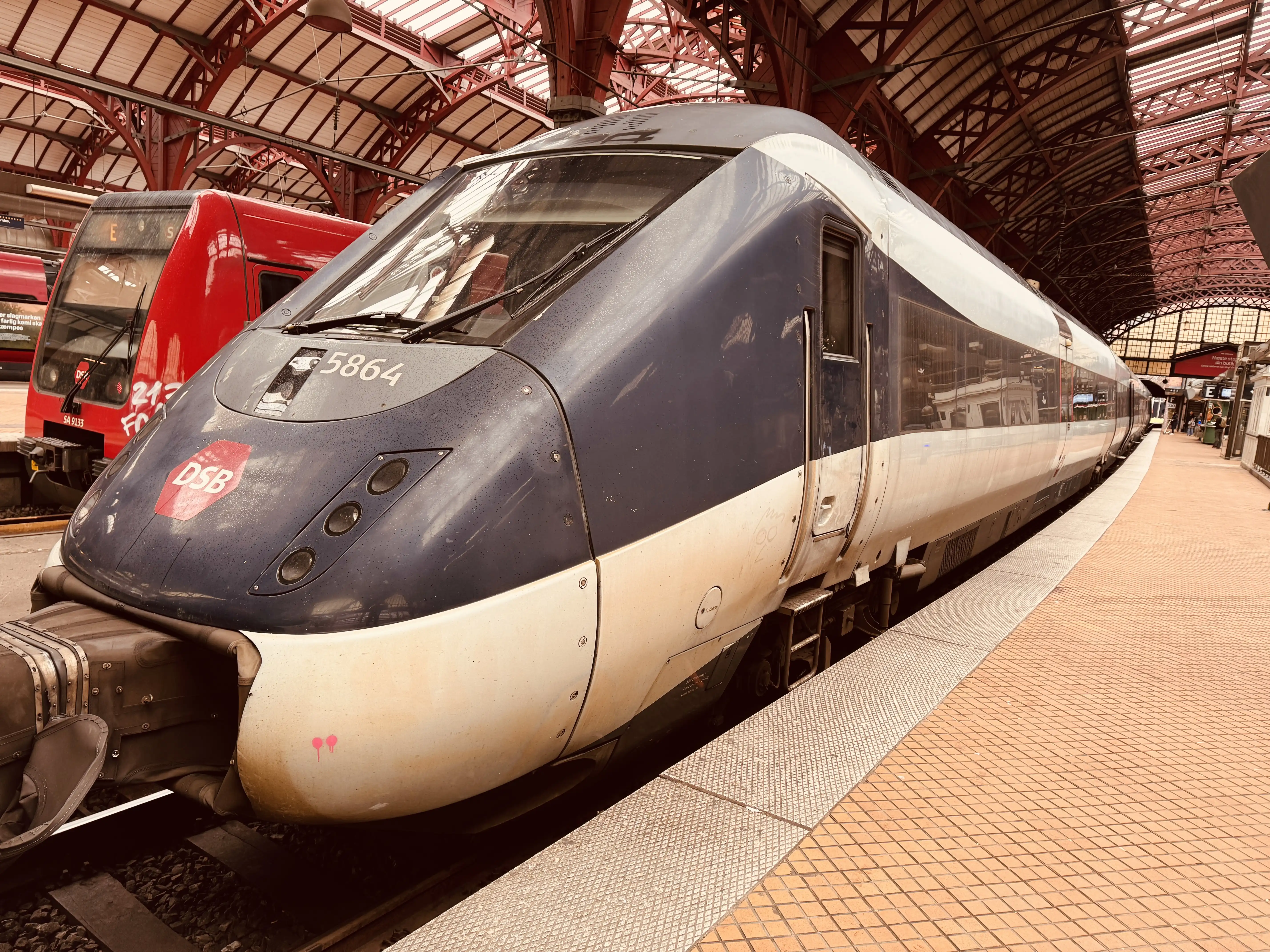 Billede af DSB MG 5664 fotograferet ud for København Hovedbanegård.