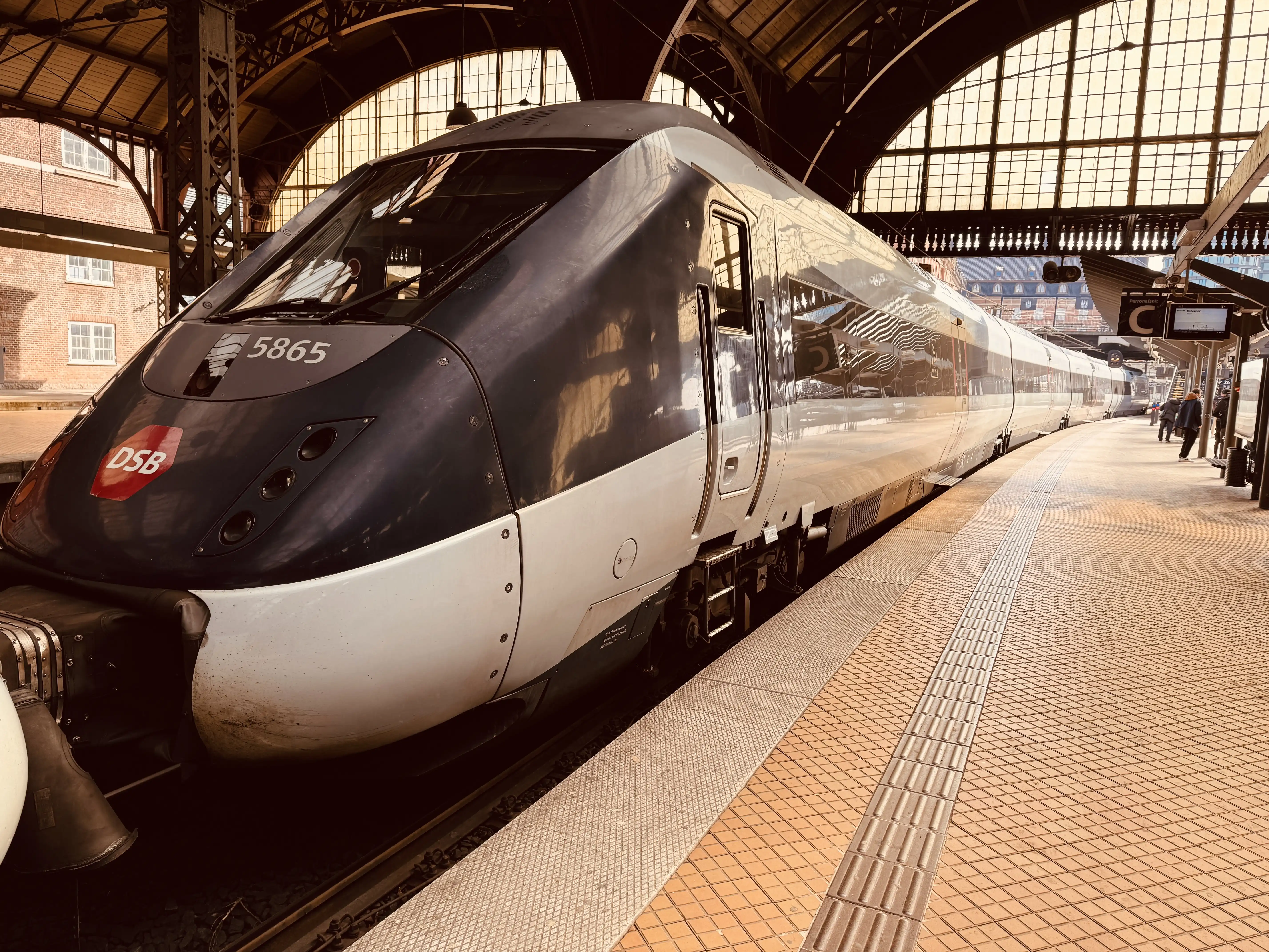 Billede af DSB MG 5665 fotograferet ud for København Hovedbanegård. Billede af DSB MG 5665 fotograferet ud for København Hovedbanegård.