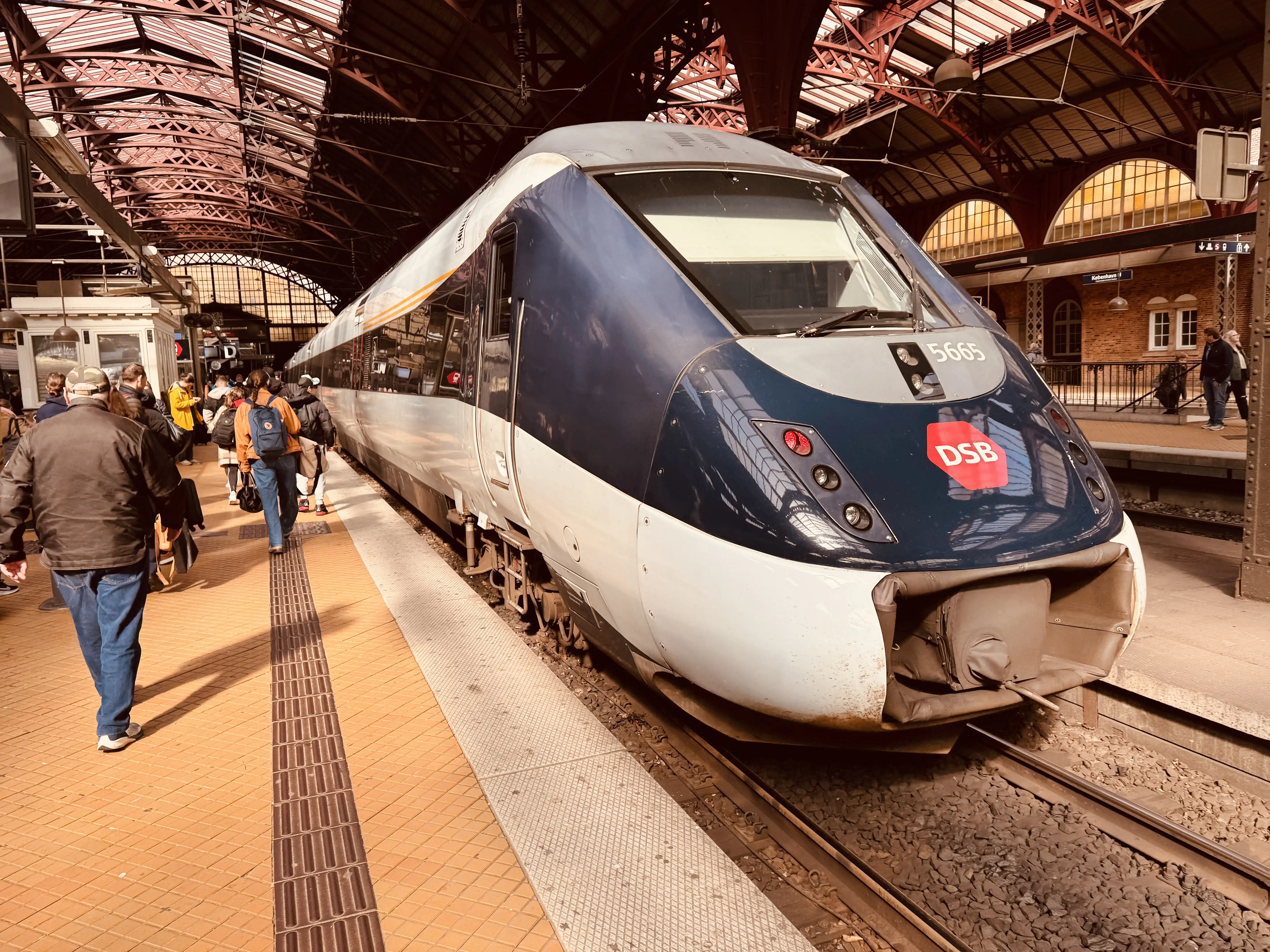 Billede af DSB MG 5665 fotograferet ud for København Hovedbanegård. Billede af DSB MG 5665 fotograferet ud for København Hovedbanegård.