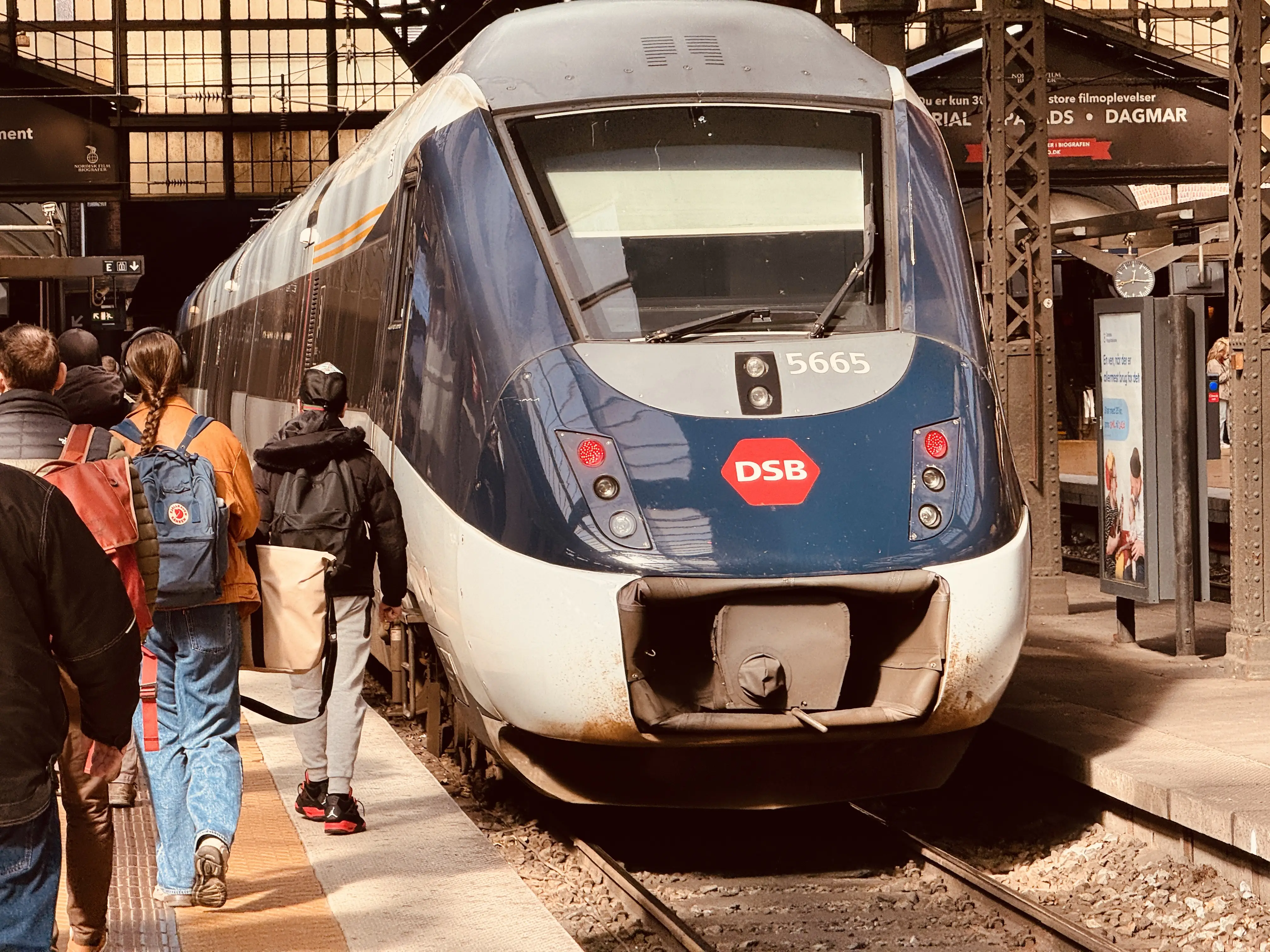 Billede af DSB MG 5665 fotograferet ud for København Hovedbanegård. Billede af DSB MG 5665 fotograferet ud for København Hovedbanegård.