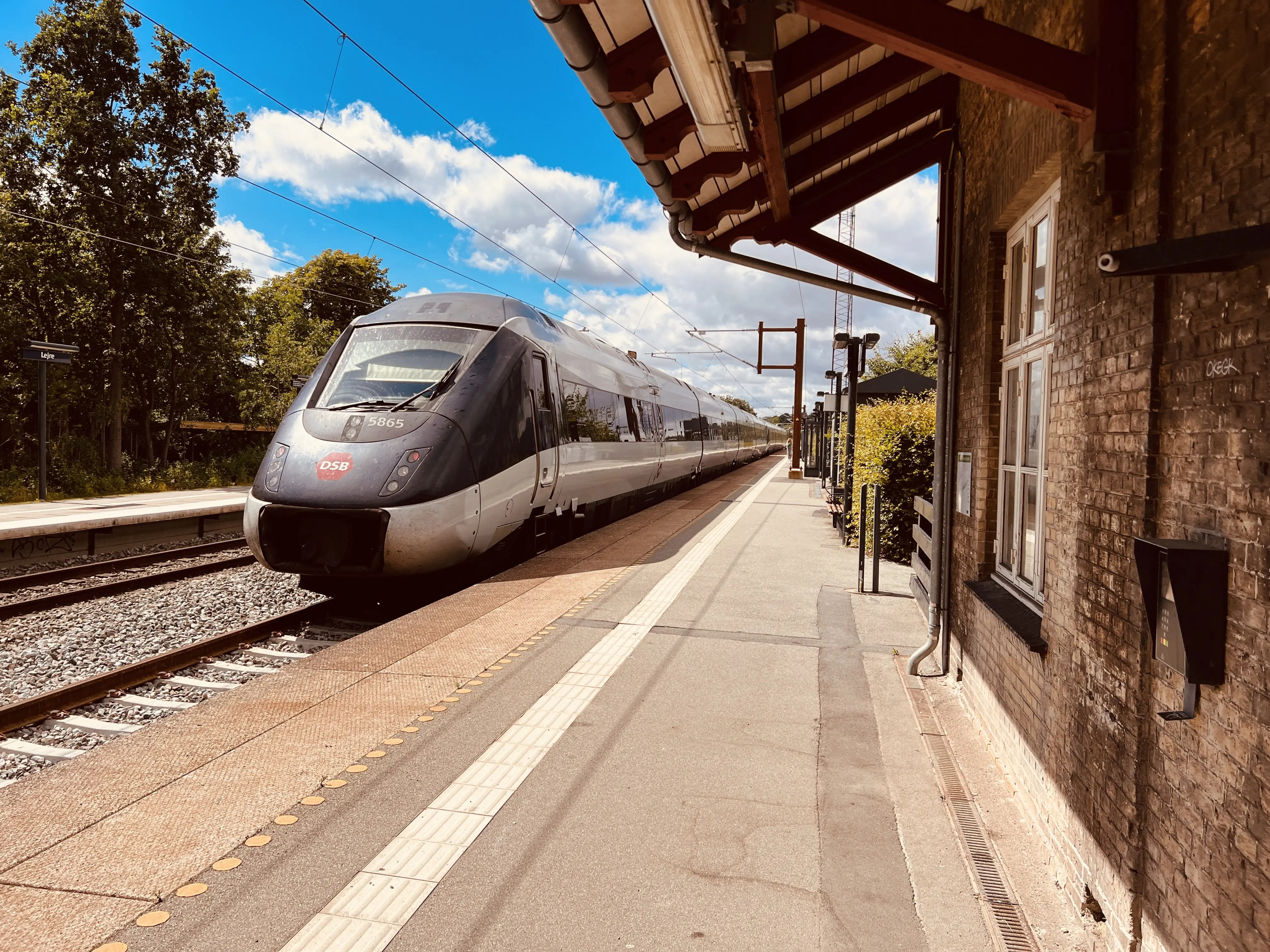 Billede af DSB MG 5665 fotograferet ud for Lejre Station. Billede af DSB MG 5665 fotograferet ud for Lejre Station.