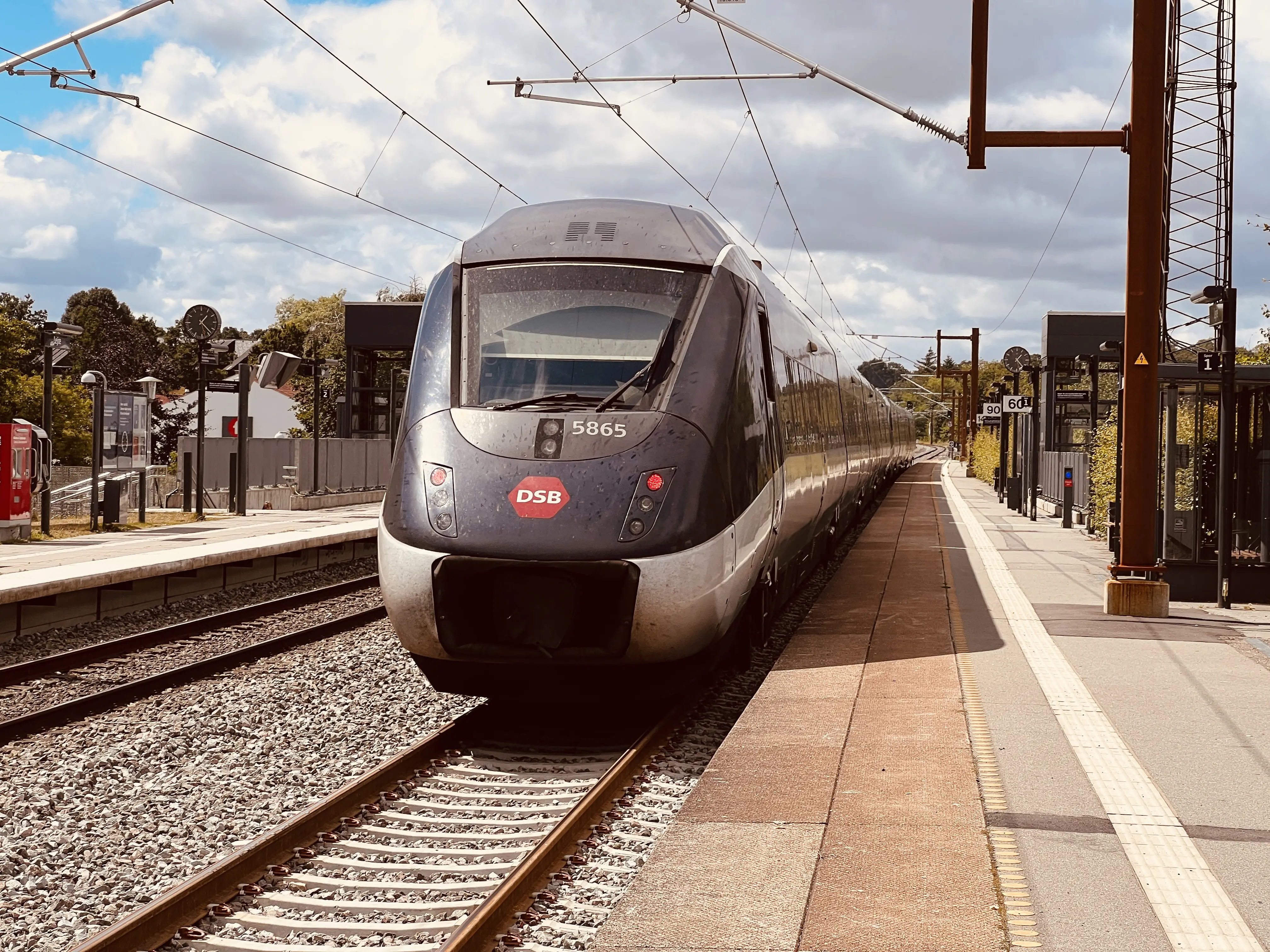 Billede af DSB MG 5665 fotograferet ud for Lejre Station. Billede af DSB MG 5665 fotograferet ud for Lejre Station.