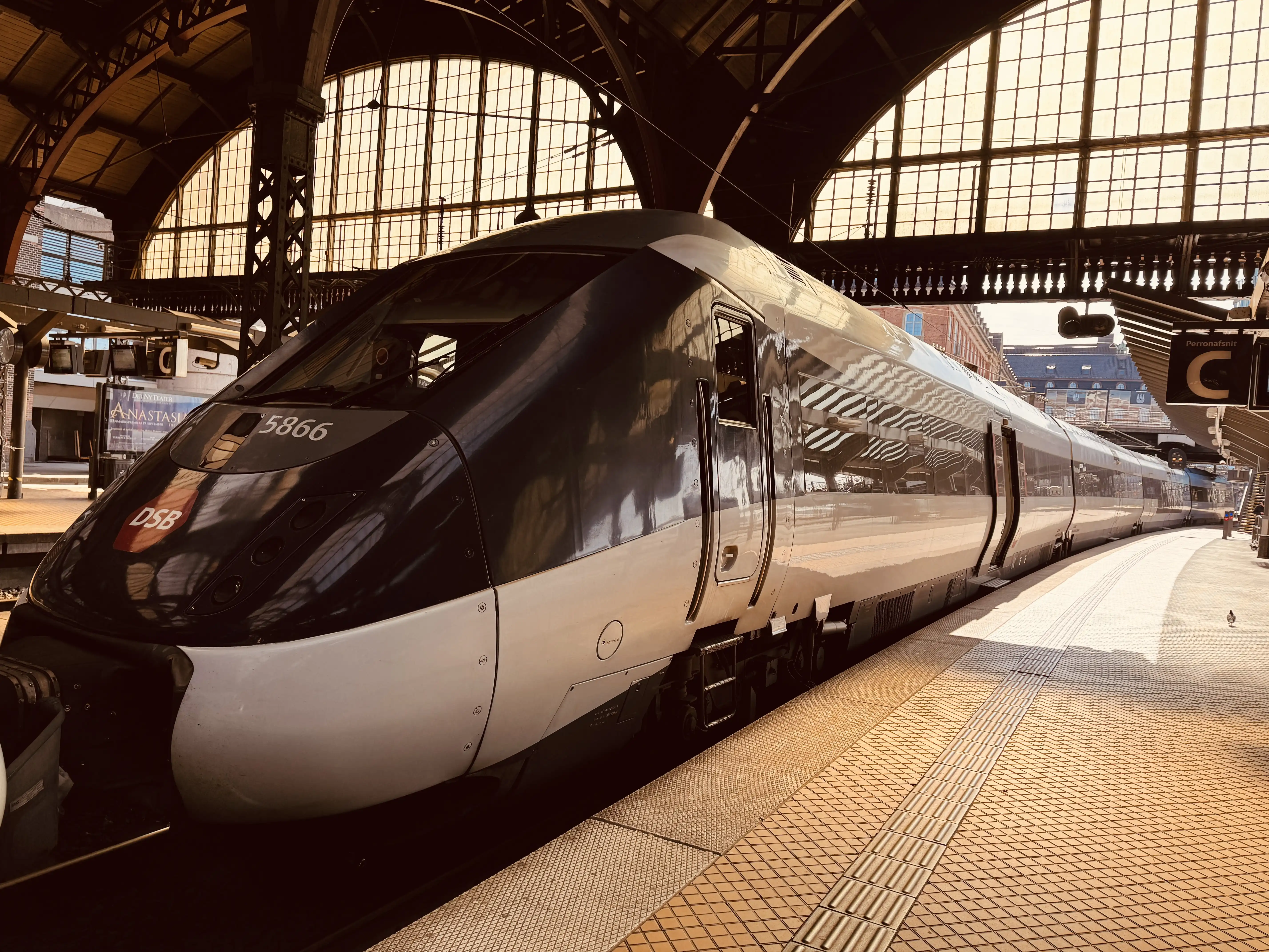 Billede af DSB MG 5666 fotograferet ud for København Hovedbanegård. Billede af DSB MG 5666 fotograferet ud for København Hovedbanegård.