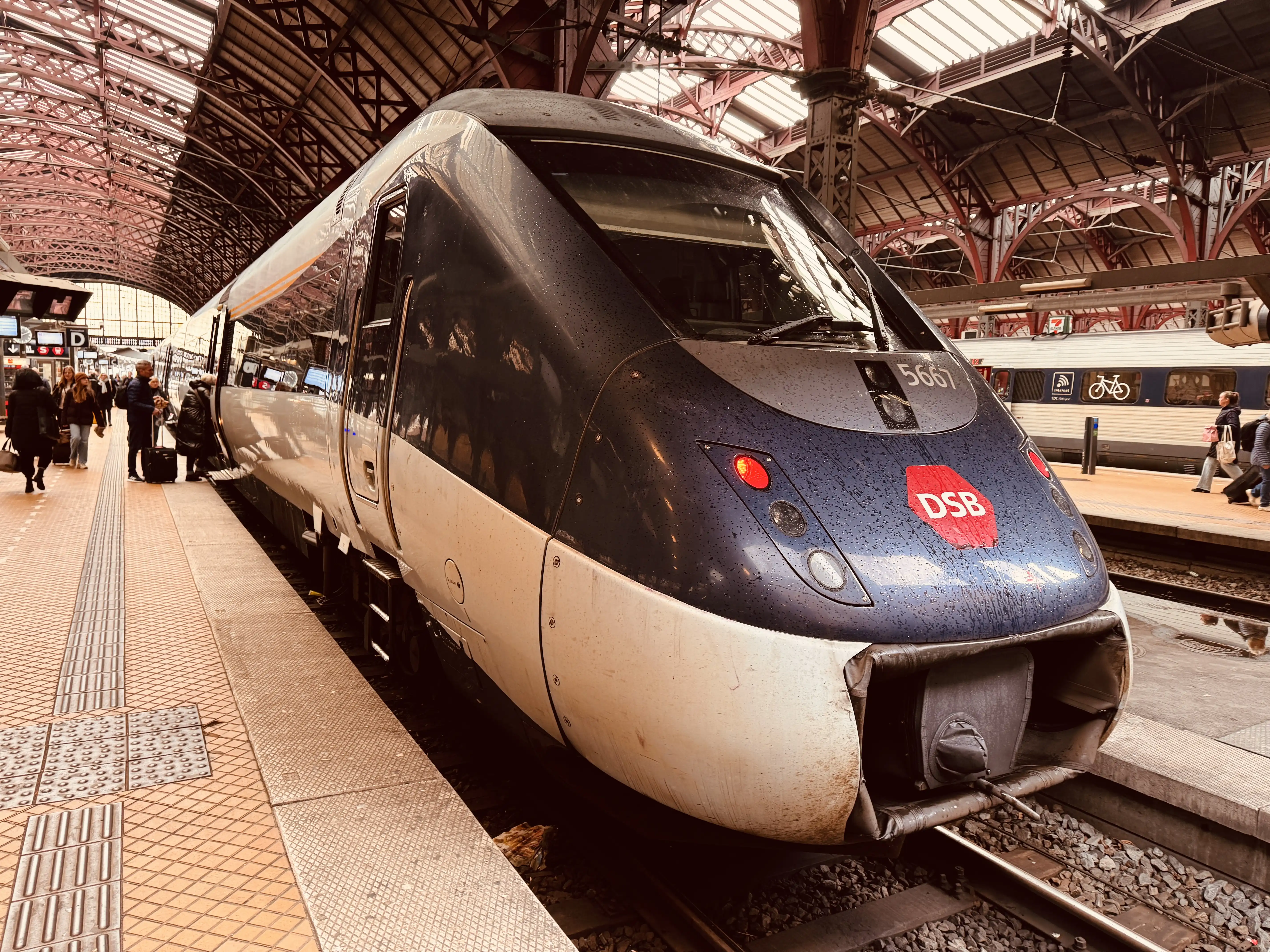 Billede af DSB MG 5667 fotograferet ud for København Hovedbanegård.