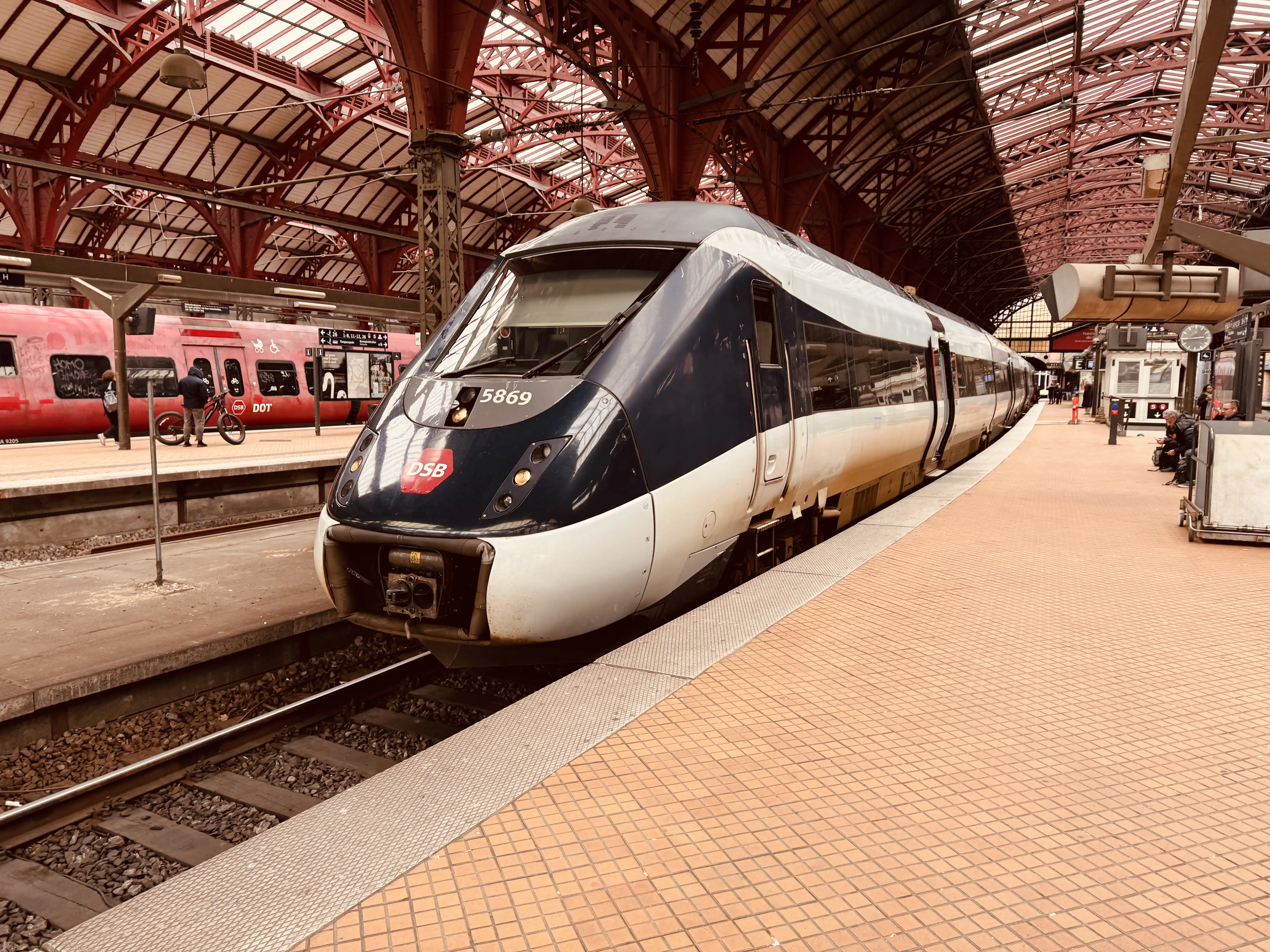 Billede af DSB MG 5669 fotograferet ud for København Hovedbanegård. Billede af DSB MG 5669 fotograferet ud for København Hovedbanegård.