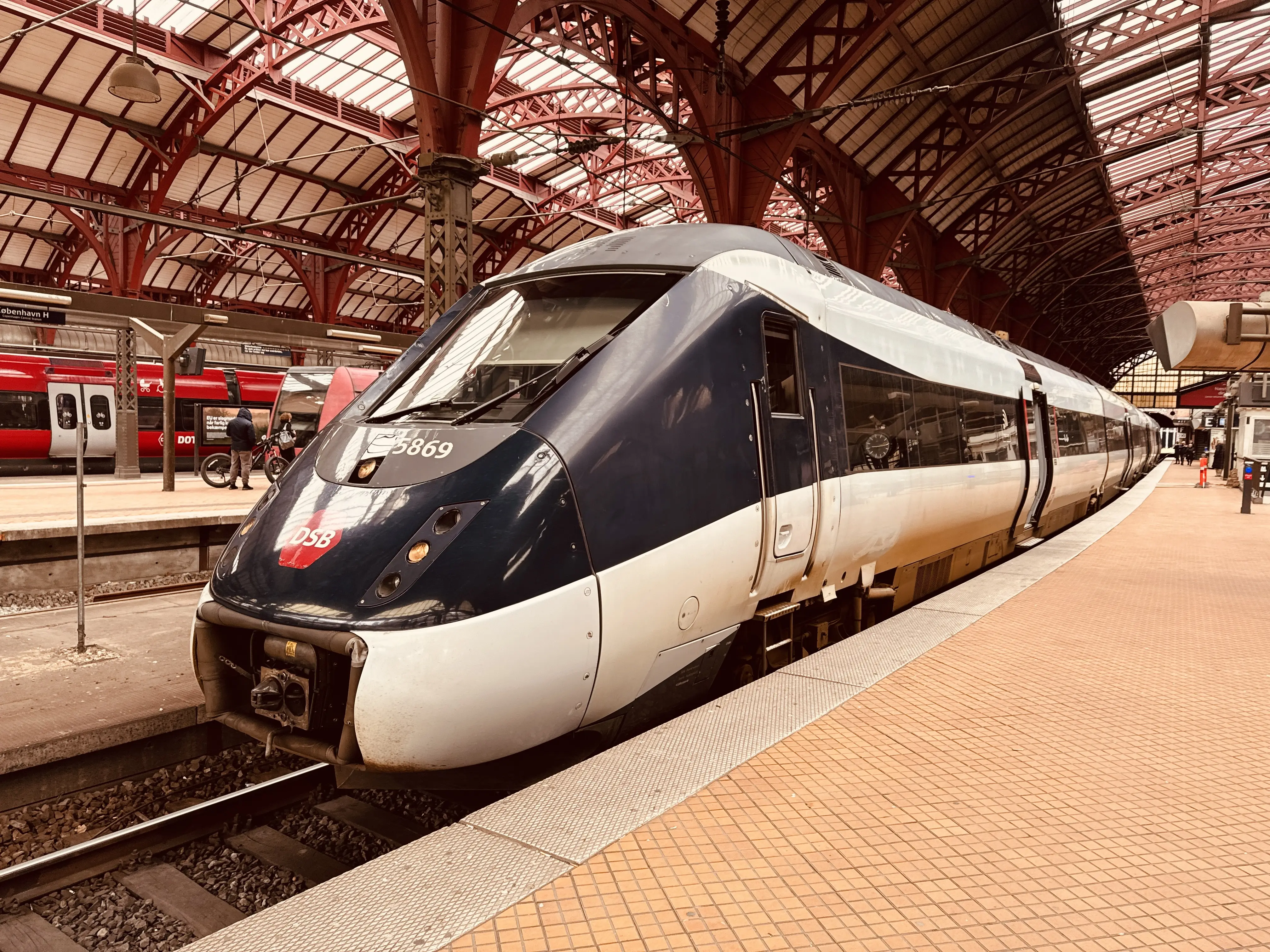 Billede af DSB MG 5669 fotograferet ud for København Hovedbanegård. Billede af DSB MG 5669 fotograferet ud for København Hovedbanegård.
