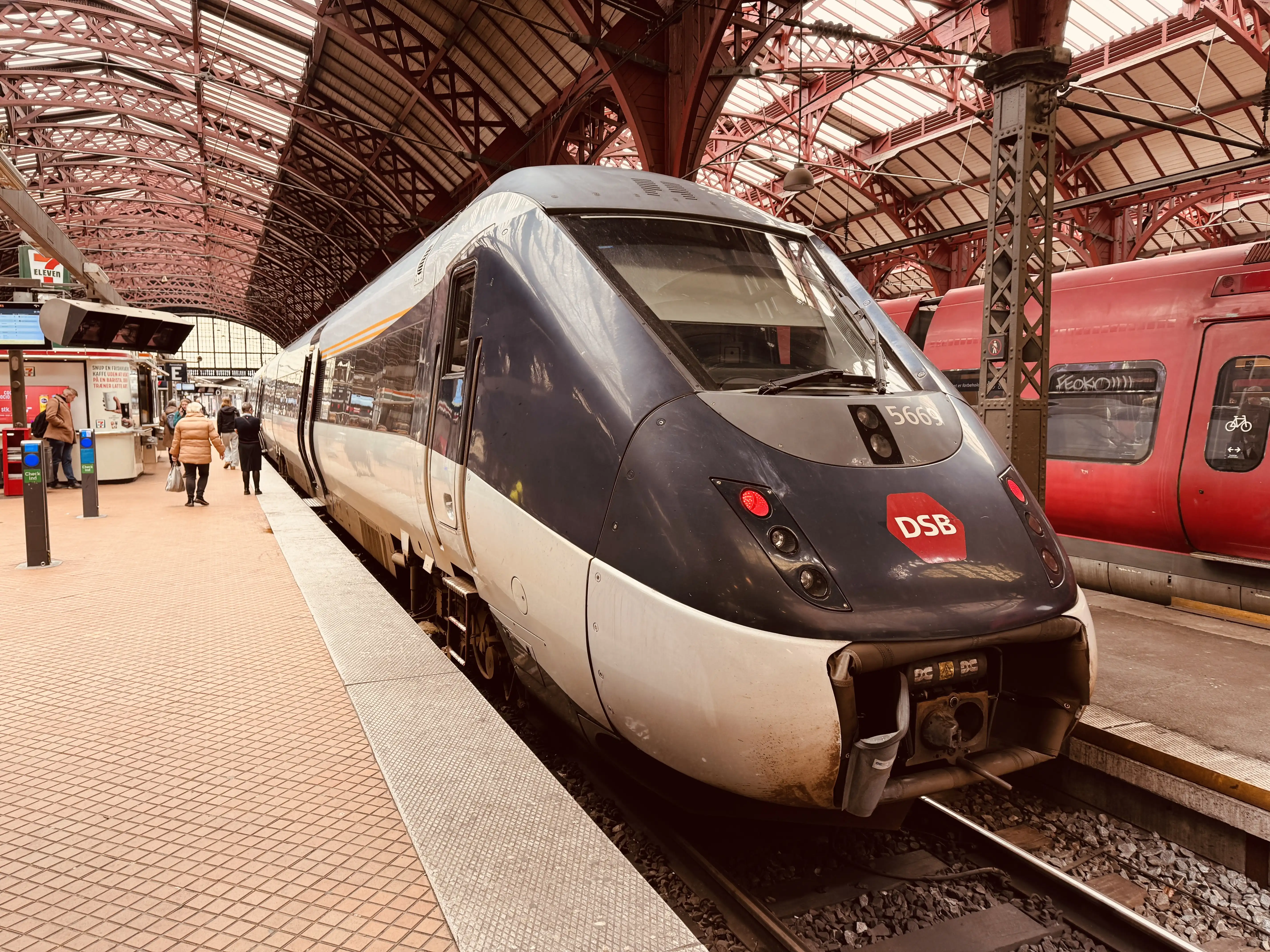 Billede af DSB MG 5669 fotograferet ud for København Hovedbanegård. Billede af DSB MG 5669 fotograferet ud for København Hovedbanegård.