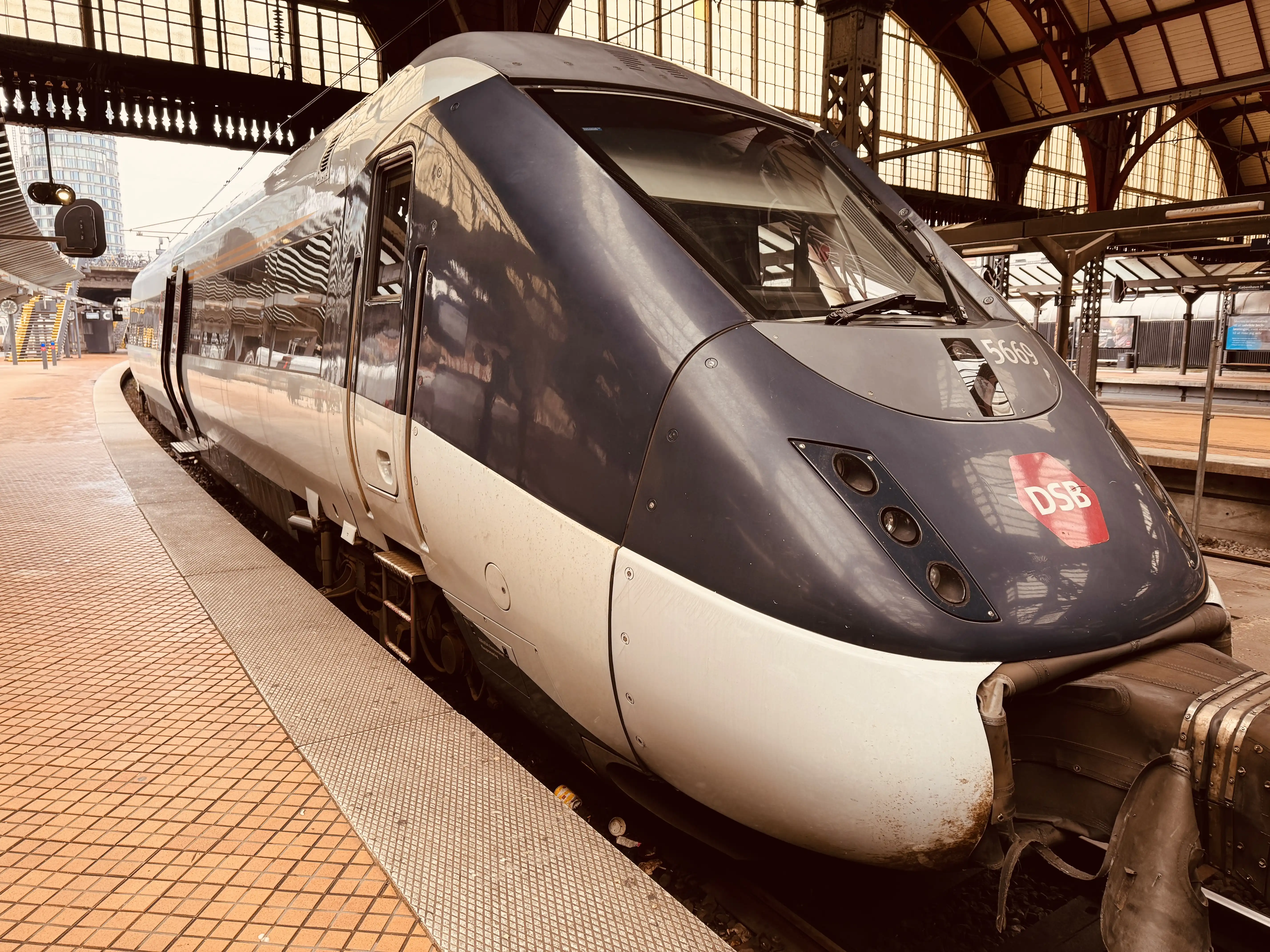 Billede af DSB MG 5669 fotograferet ud for København Hovedbanegård. Billede af DSB MG 5669 fotograferet ud for København Hovedbanegård.