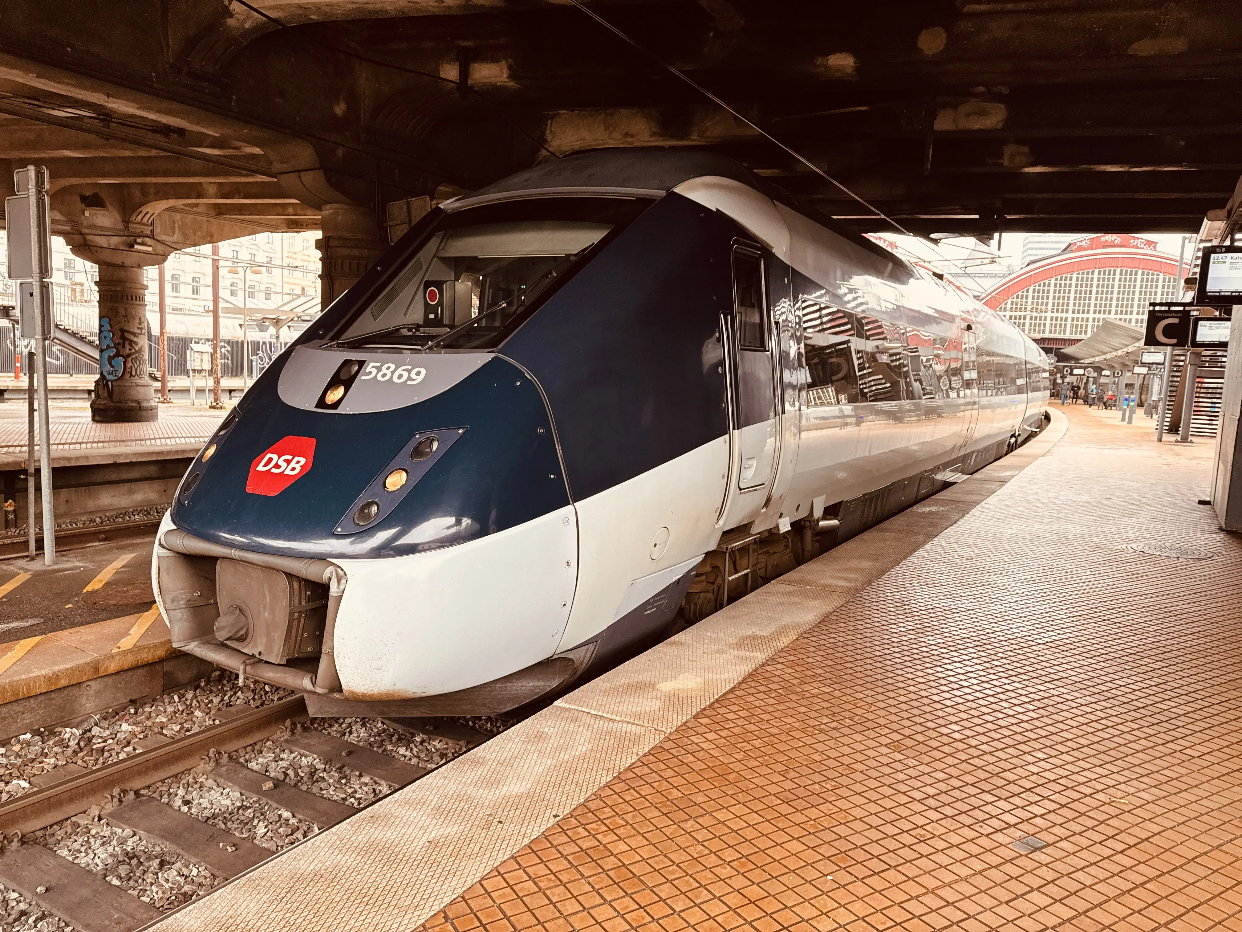 Billede af DSB MG 5669 fotograferet ud for København Hovedbanegård. Billede af DSB MG 5669 fotograferet ud for København Hovedbanegård.