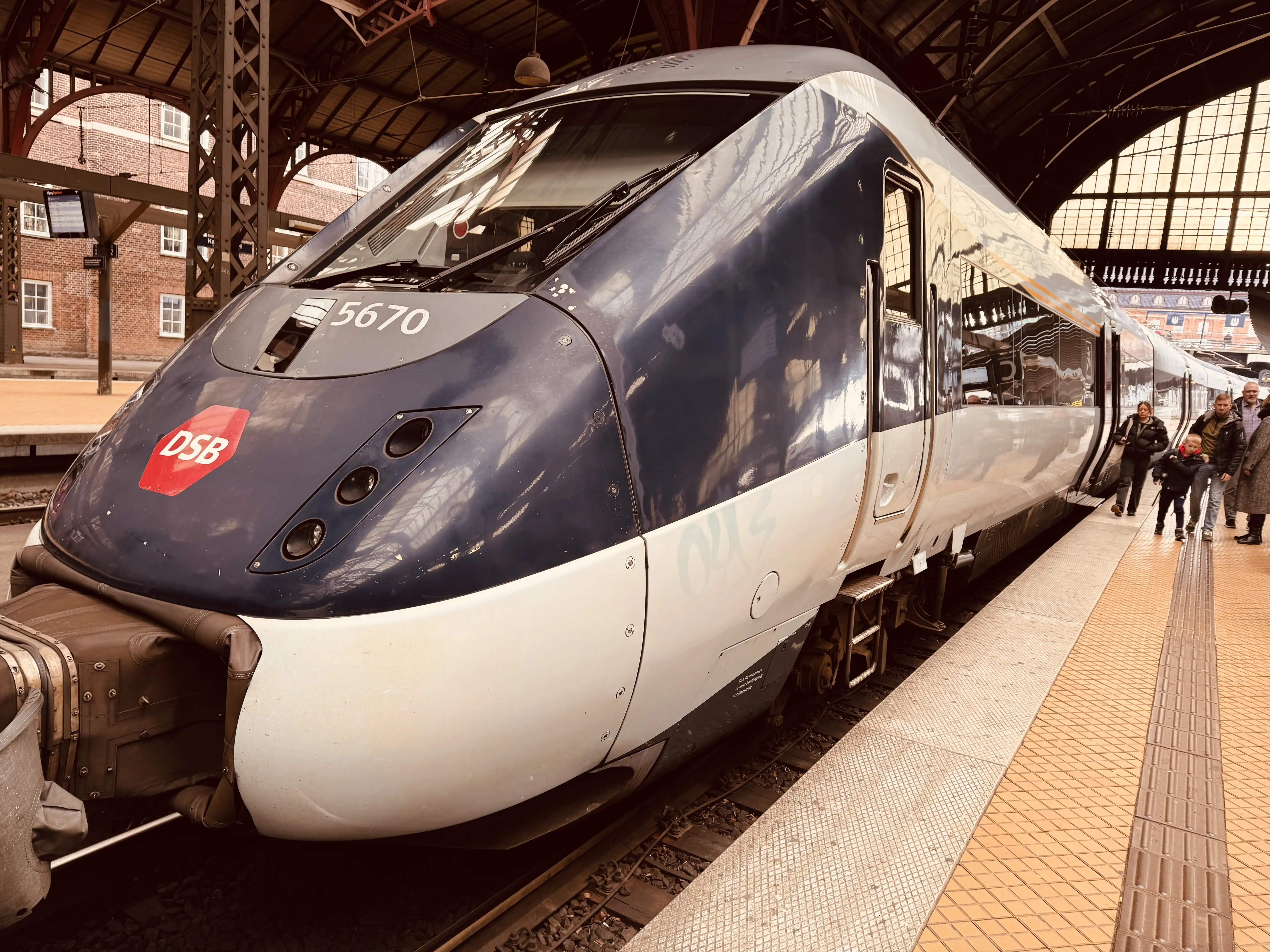 Billede af DSB MG 5670 fotograferet ud for København Hovedbanegård. Billede af DSB MG 5670 fotograferet ud for København Hovedbanegård.