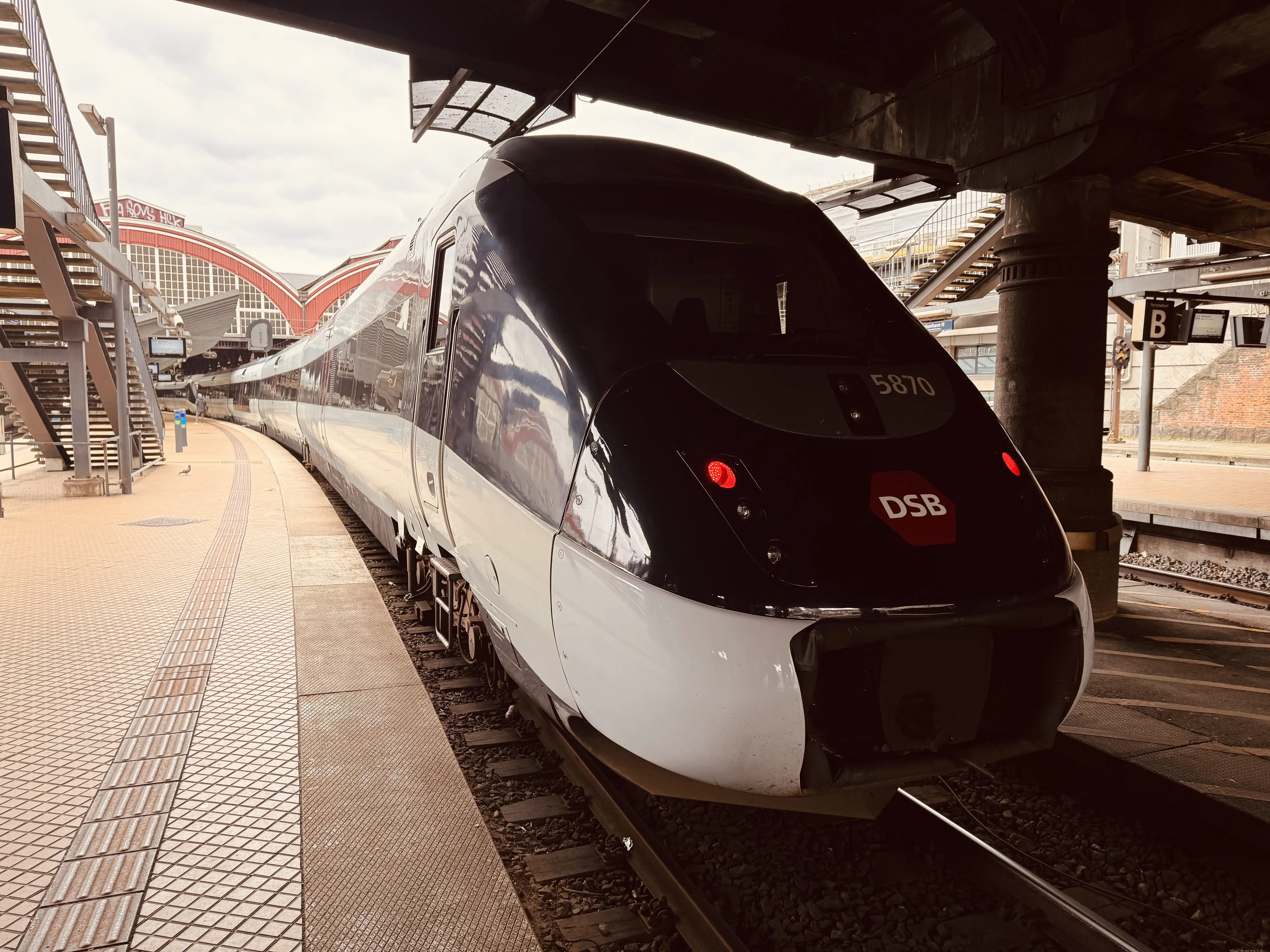 Billede af DSB MG 5670 fotograferet ud for København Hovedbanegård. Billede af DSB MG 5670 fotograferet ud for København Hovedbanegård.