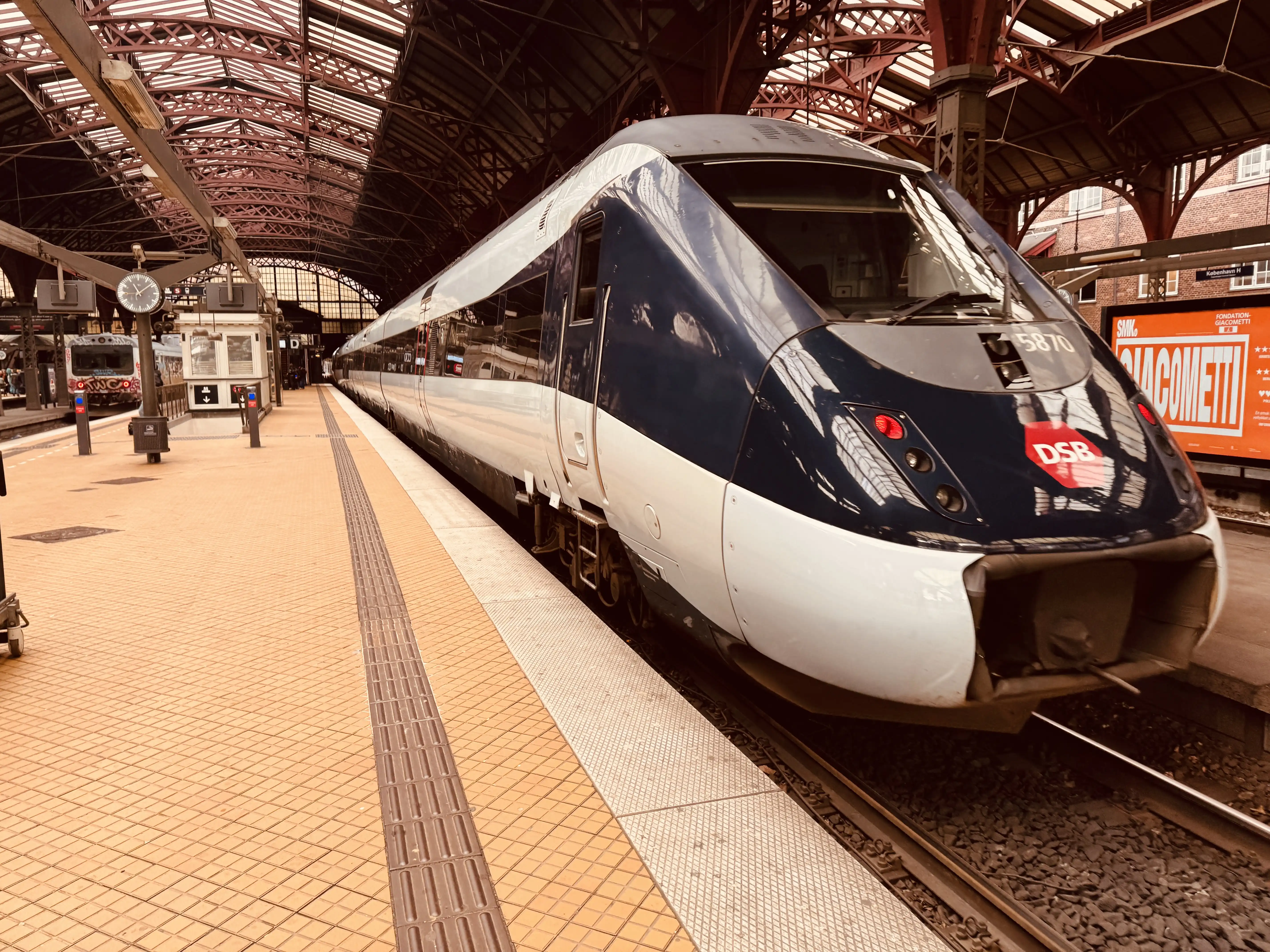 Billede af DSB MG 5670 fotograferet ud for København Hovedbanegård. Billede af DSB MG 5670 fotograferet ud for København Hovedbanegård.