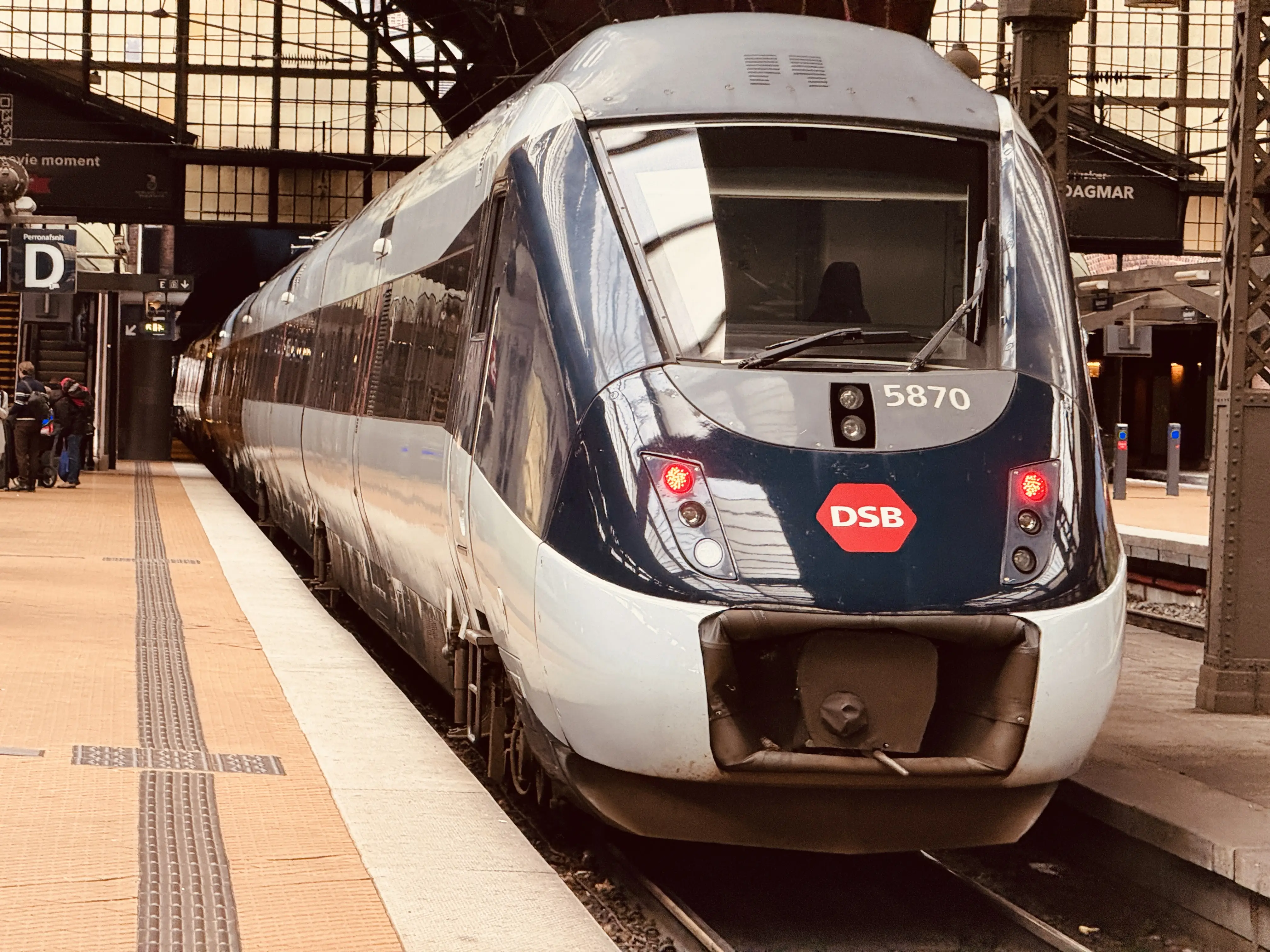 Billede af DSB MG 5670 fotograferet ud for København Hovedbanegård. Billede af DSB MG 5670 fotograferet ud for København Hovedbanegård.