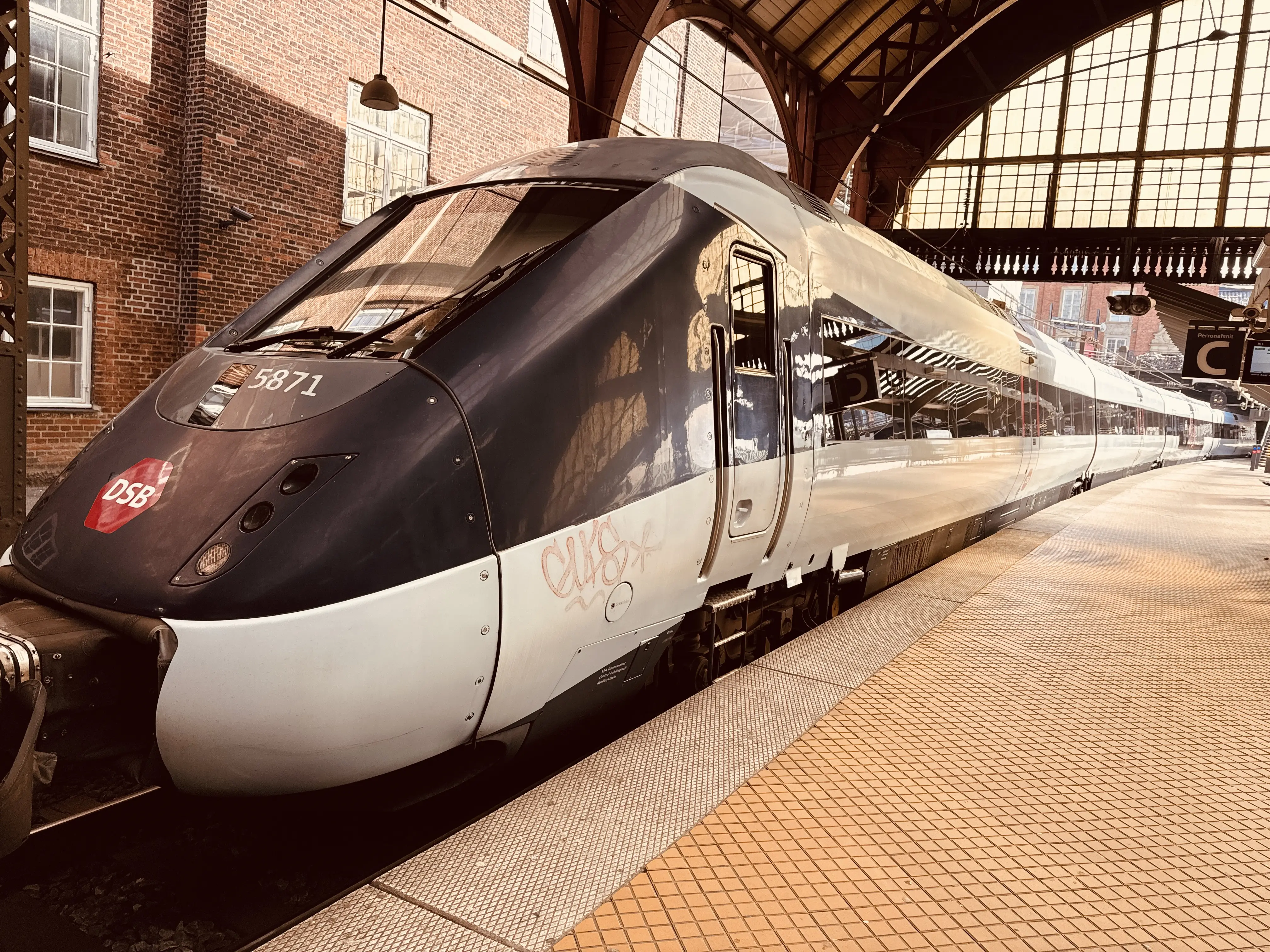 Billede af DSB MG 5671 fotograferet ud for København Hovedbanegård. Billede af DSB MG 5671 fotograferet ud for København Hovedbanegård.