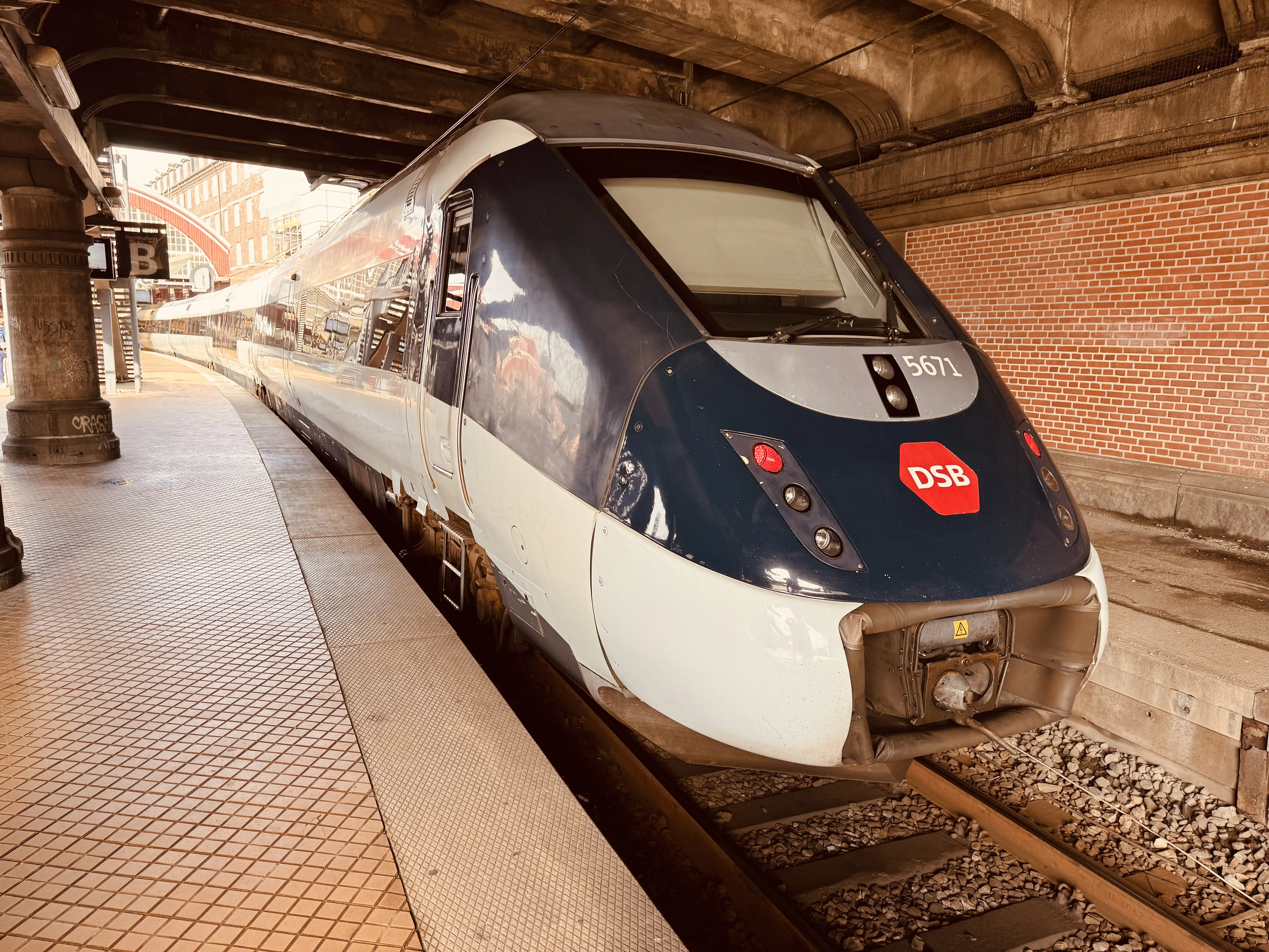Billede af DSB MG 5671 fotograferet ud for København Hovedbanegård. Billede af DSB MG 5671 fotograferet ud for København Hovedbanegård.