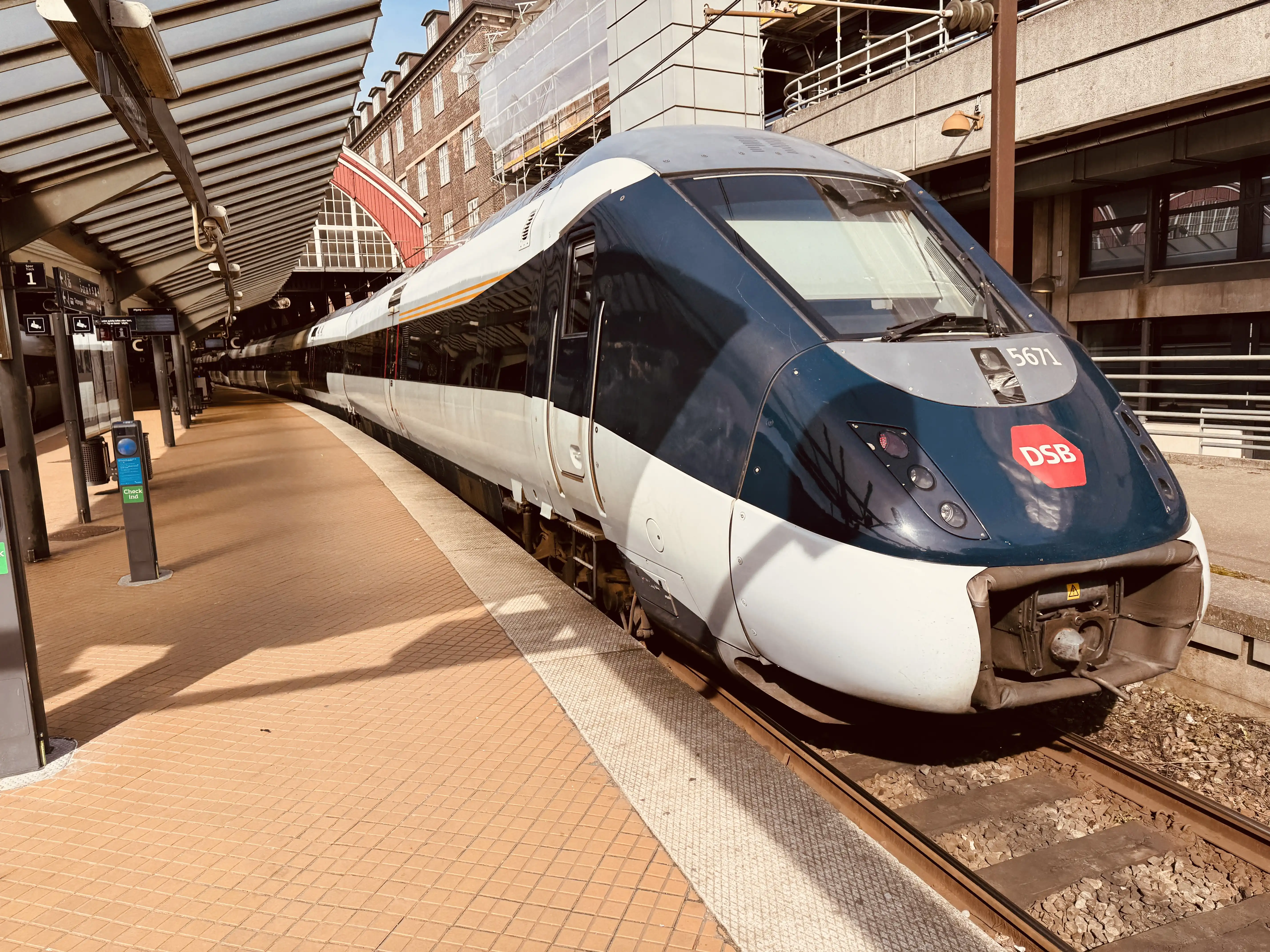 Billede af DSB MG 5671 fotograferet ud for København Hovedbanegård. Billede af DSB MG 5671 fotograferet ud for København Hovedbanegård.