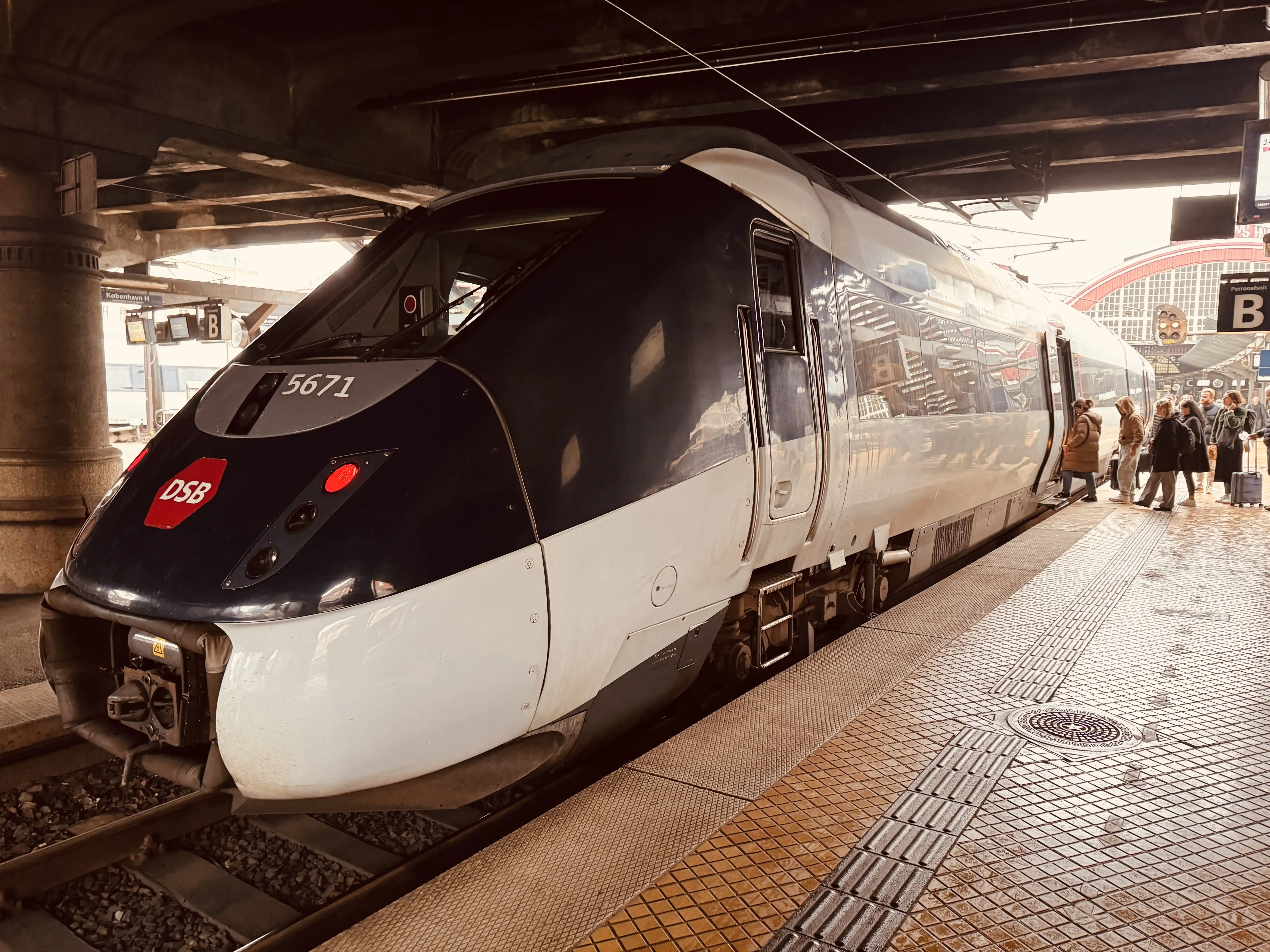 Billede af DSB MG 5671 fotograferet ud for København Hovedbanegård. Billede af DSB MG 5671 fotograferet ud for København Hovedbanegård.
