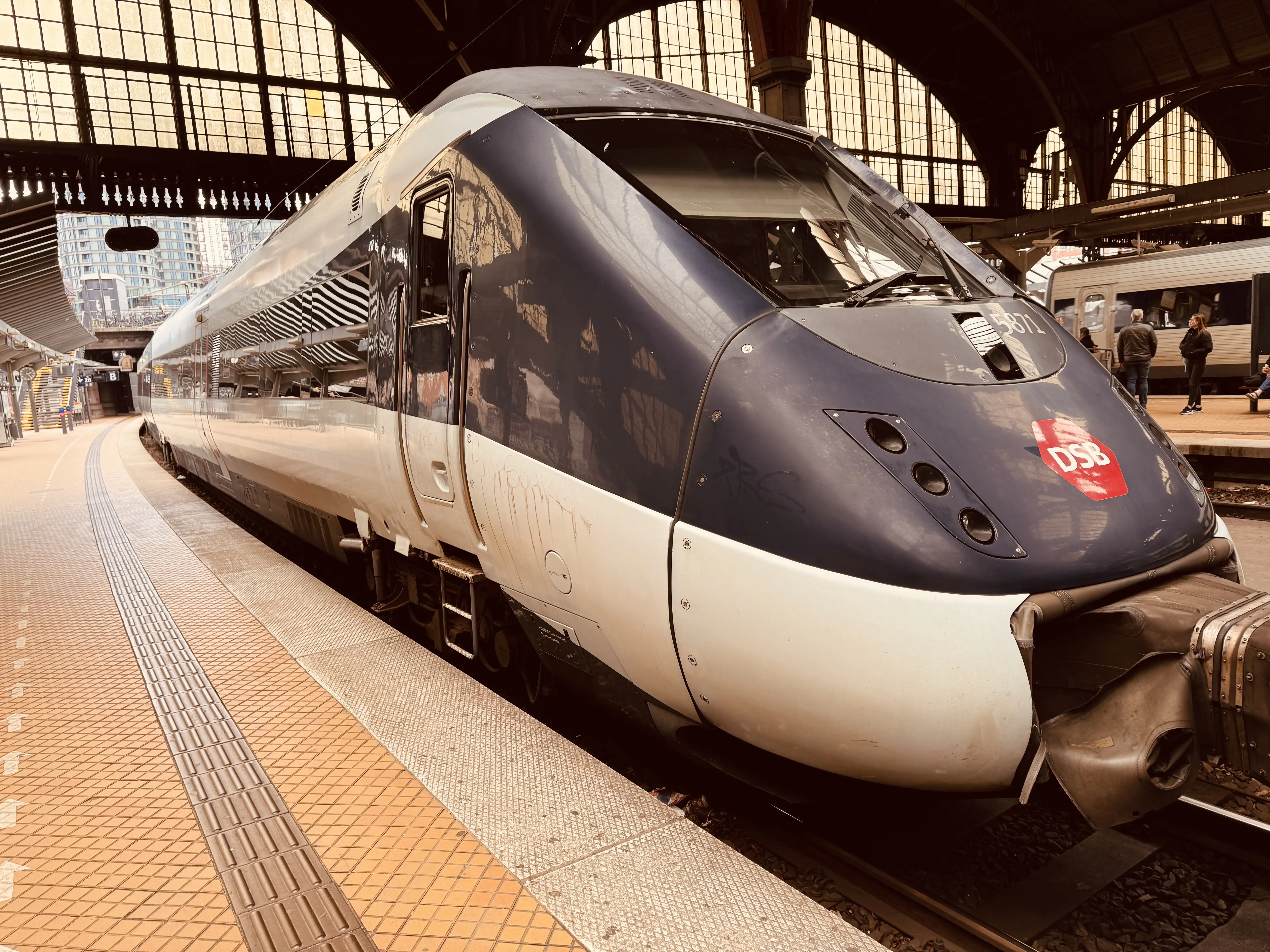 Billede af DSB MG 5671 fotograferet ud for København Hovedbanegård. Billede af DSB MG 5671 fotograferet ud for København Hovedbanegård.