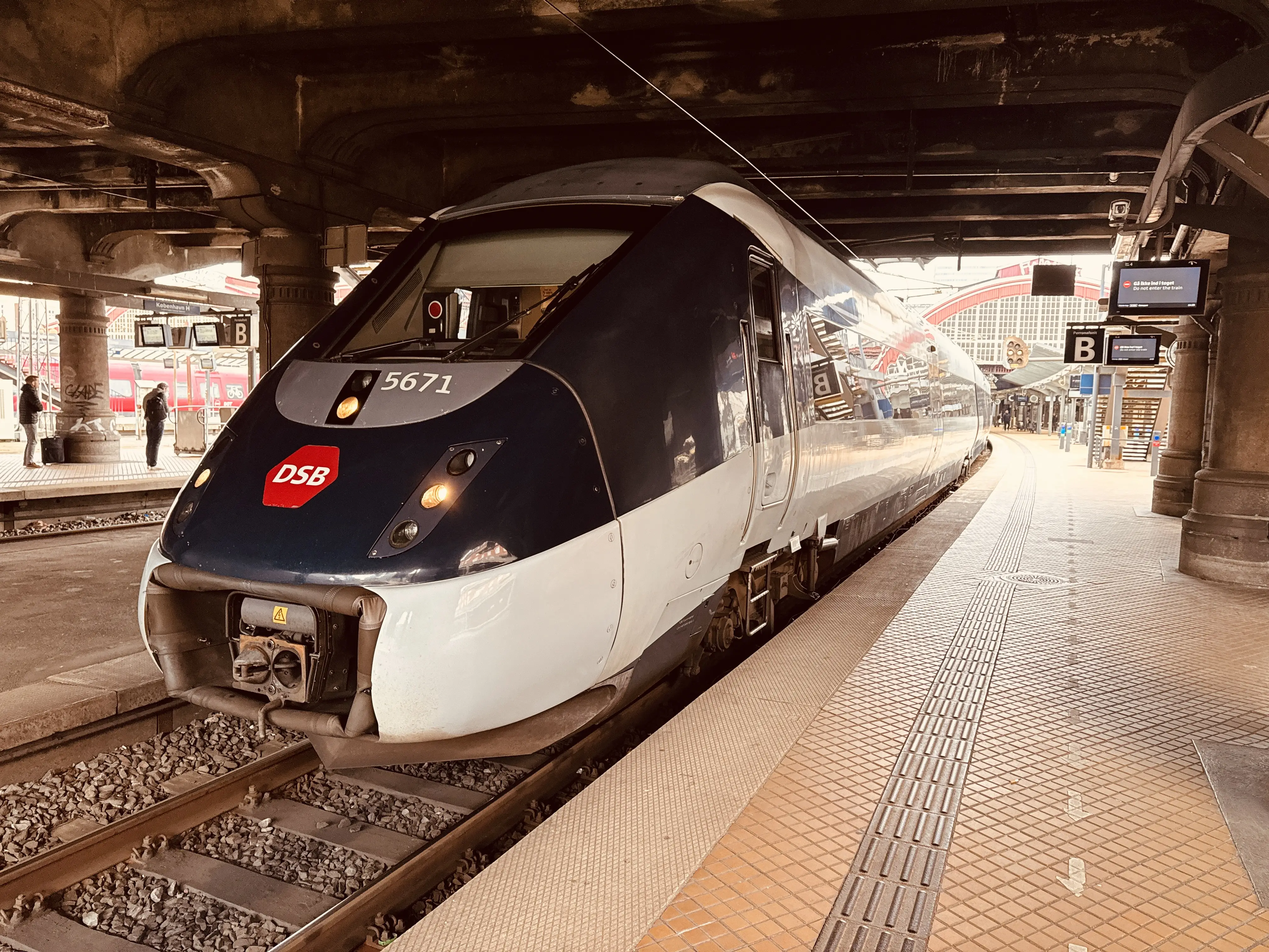 Billede af DSB MG 5671 fotograferet ud for København Hovedbanegård. Billede af DSB MG 5671 fotograferet ud for København Hovedbanegård.