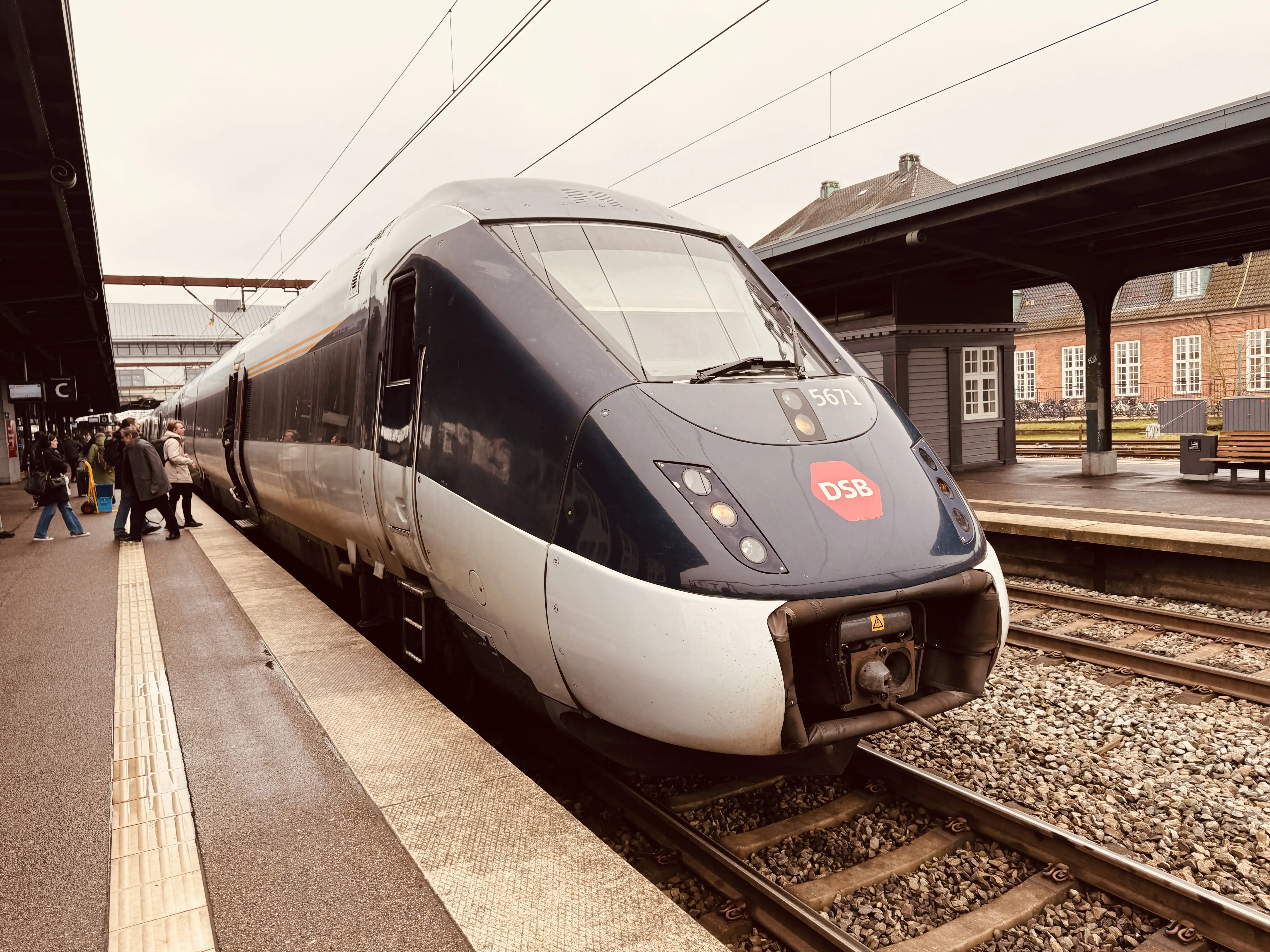 Billede af DSB MG 5671 fotograferet ud for Odense Banegård Center. Billede af DSB MG 5671 fotograferet ud for Odense Banegård Center.