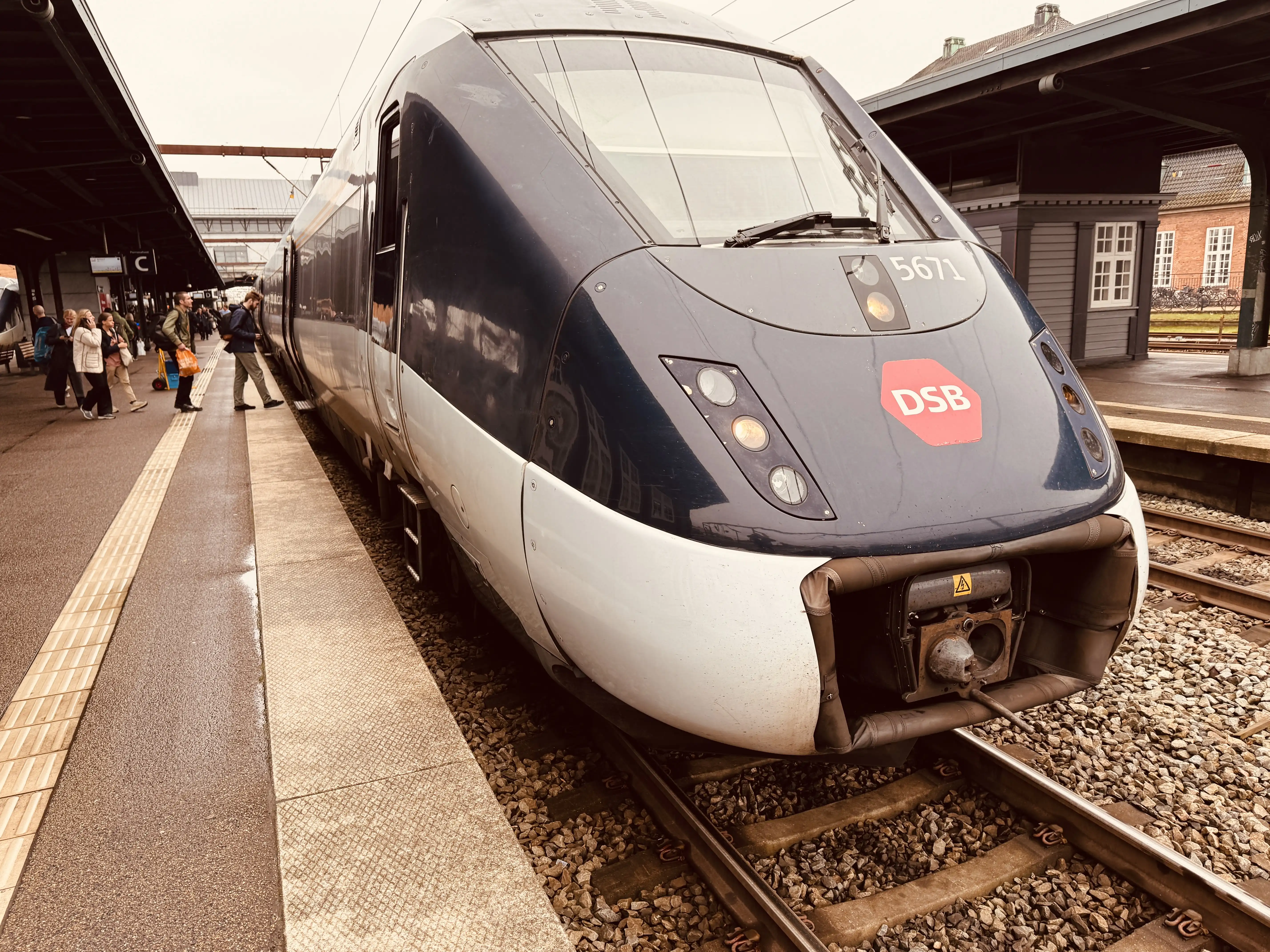 Billede af DSB MG 5671 fotograferet ud for Odense Banegård Center. Billede af DSB MG 5671 fotograferet ud for Odense Banegård Center.