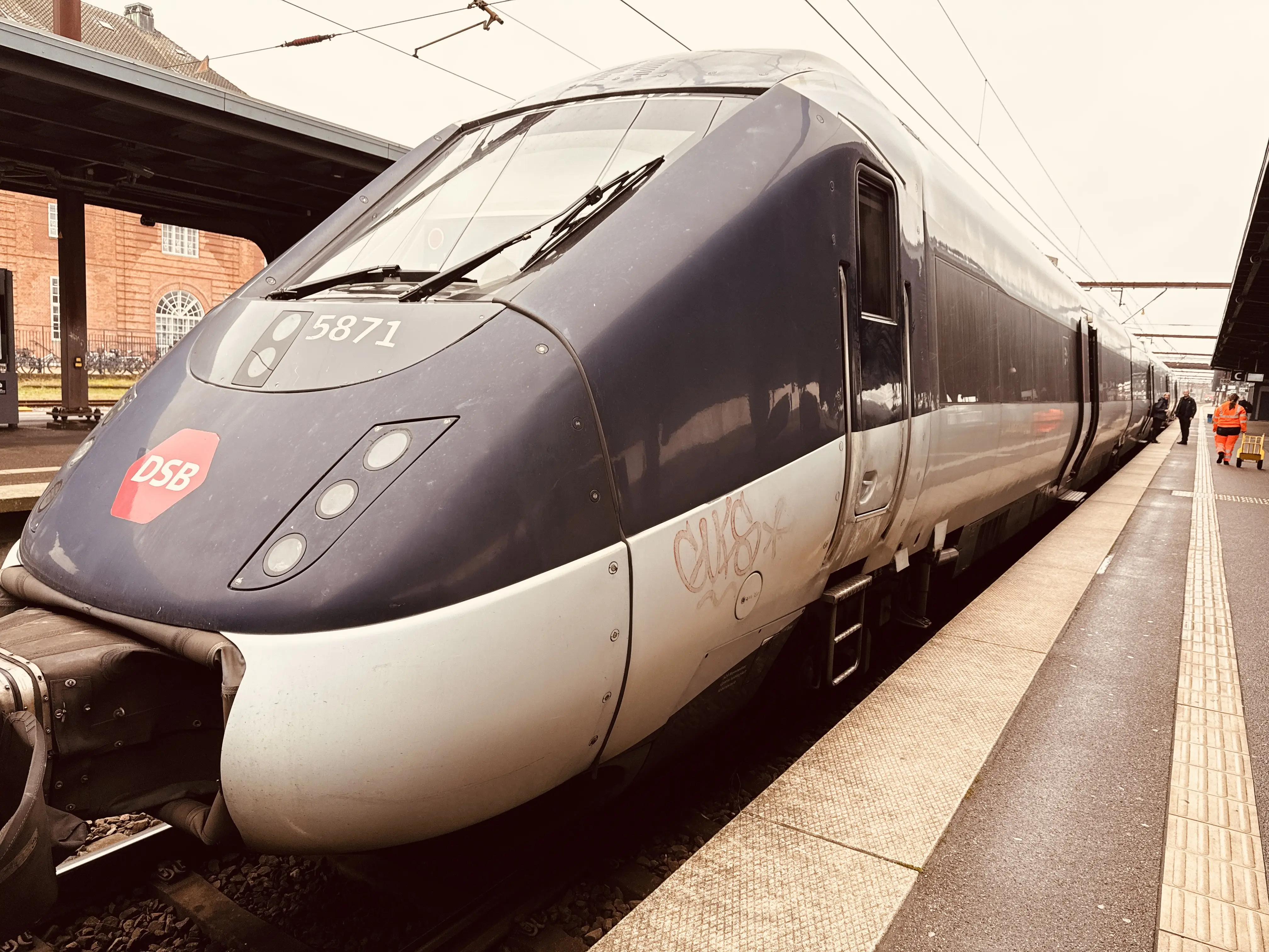 Billede af DSB MG 5671 fotograferet ud for Odense Banegård Center. Billede af DSB MG 5671 fotograferet ud for Odense Banegård Center.