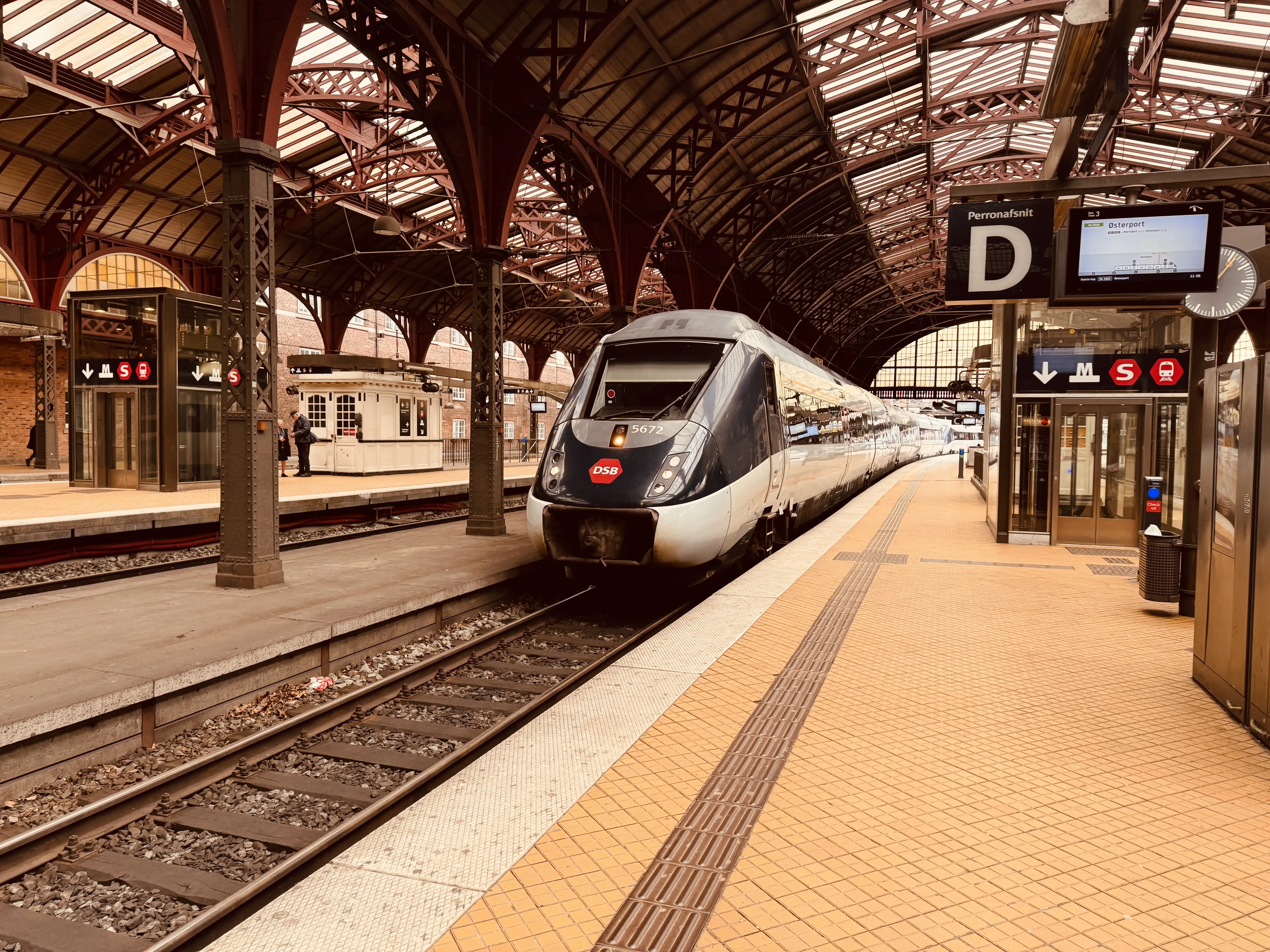 Billede af DSB MG 5672 fotograferet ud for København Hovedbanegård. Billede af DSB MG 5672 fotograferet ud for København Hovedbanegård.