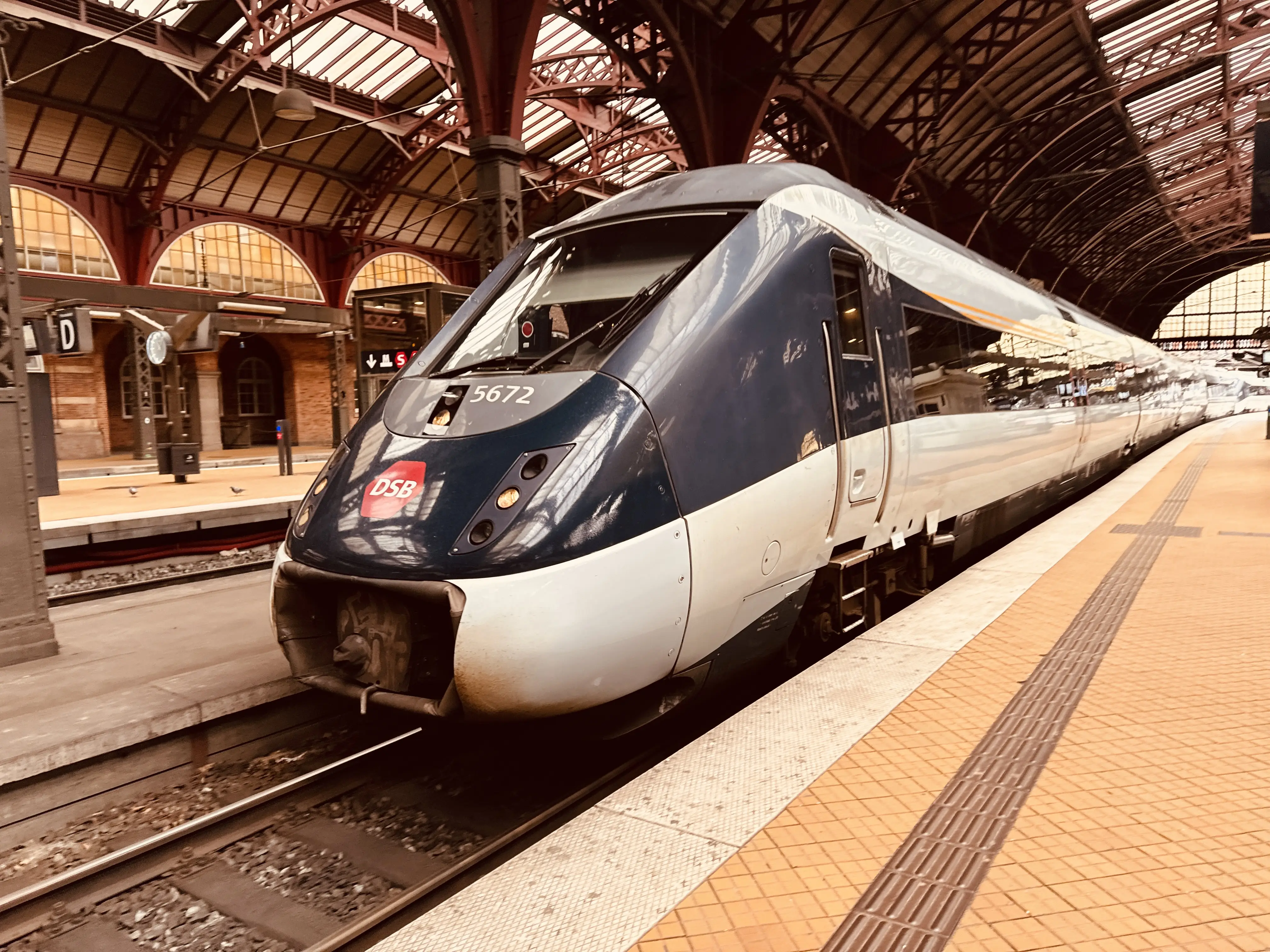 Billede af DSB MG 5672 fotograferet ud for København Hovedbanegård. Billede af DSB MG 5672 fotograferet ud for København Hovedbanegård.