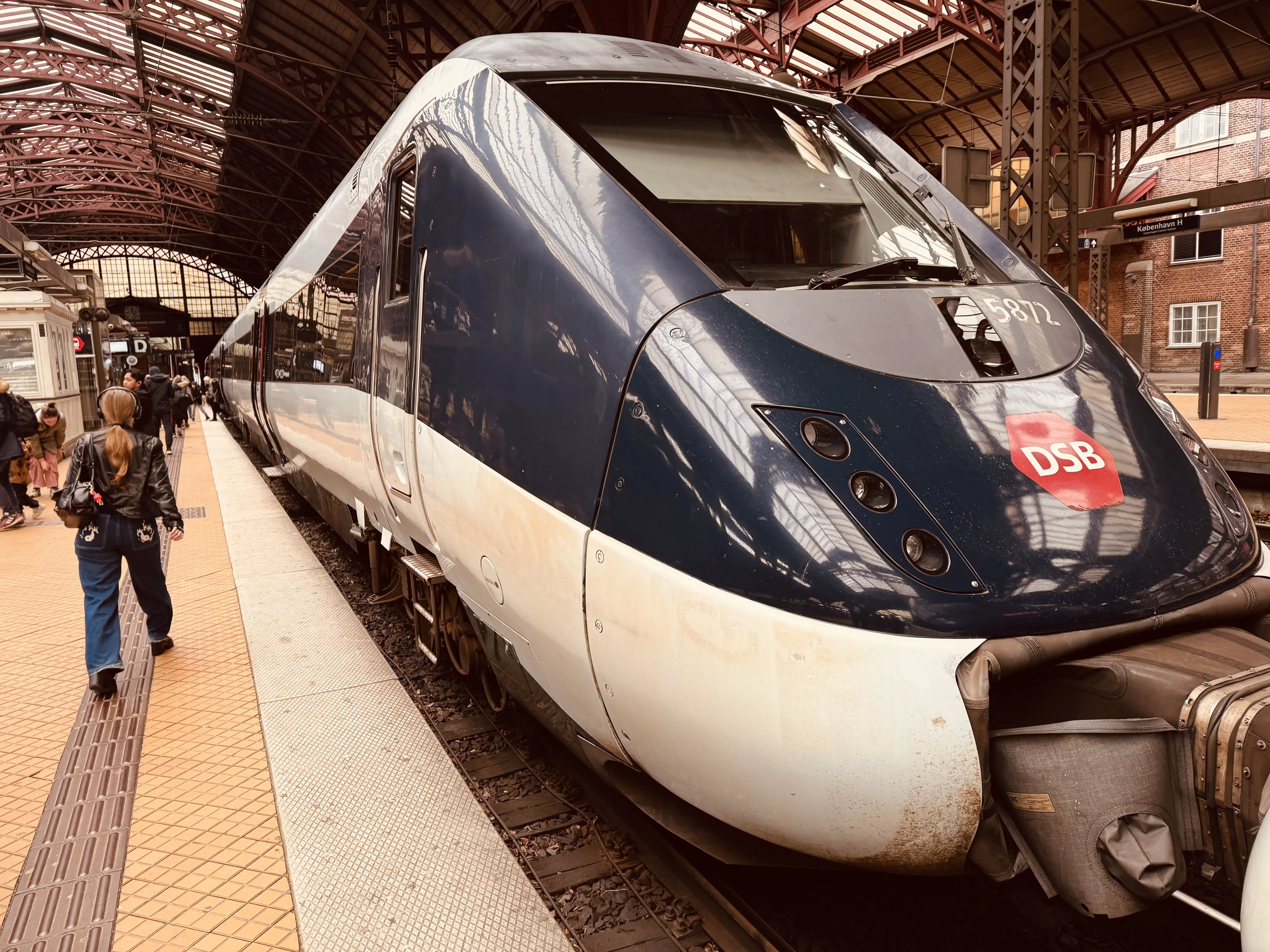 Billede af DSB MG 5672 fotograferet ud for København Hovedbanegård. Billede af DSB MG 5672 fotograferet ud for København Hovedbanegård.