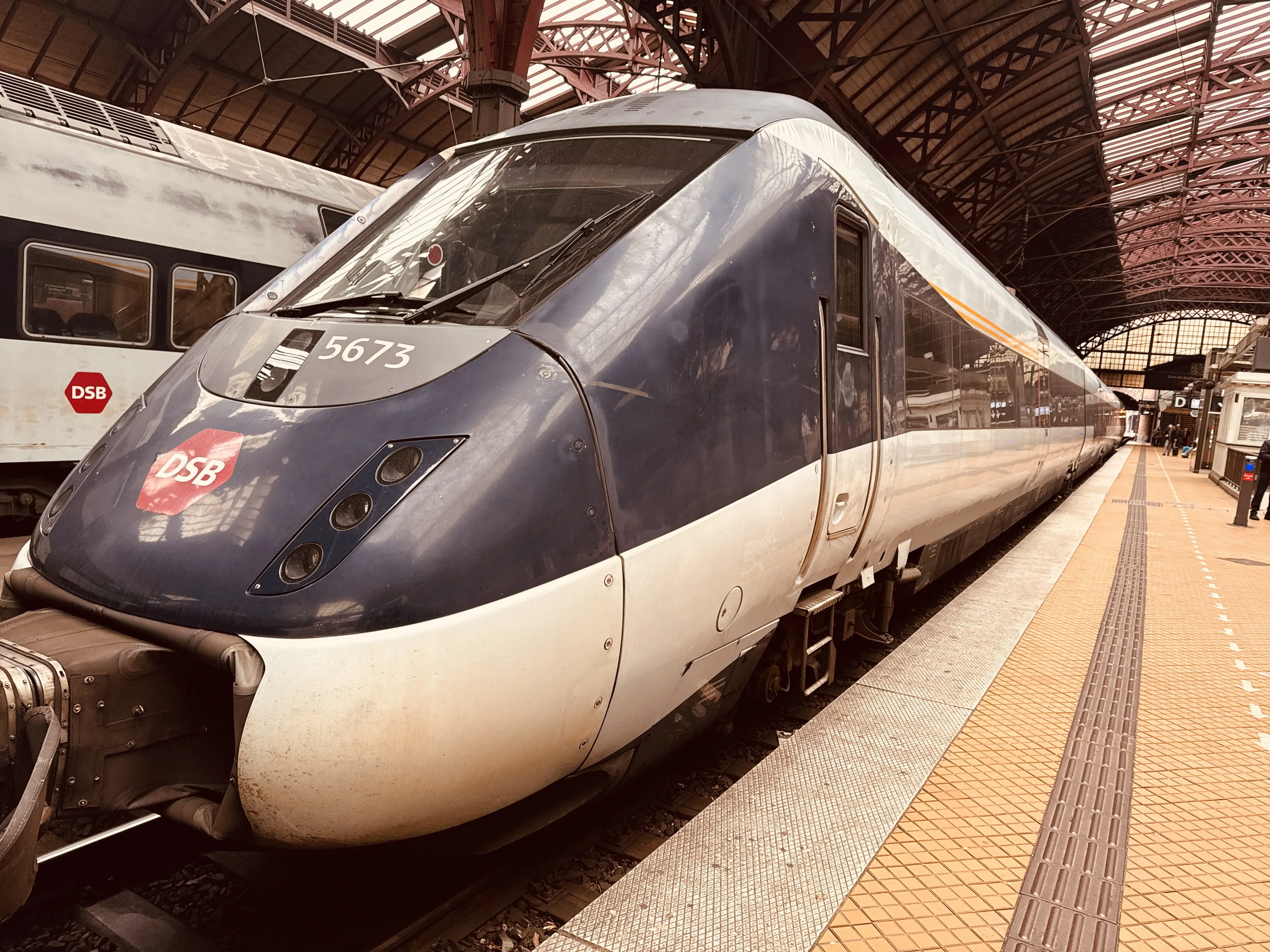 Billede af DSB MG 5673 fotograferet ud for København Hovedbanegård. Billede af DSB MG 5673 fotograferet ud for København Hovedbanegård.