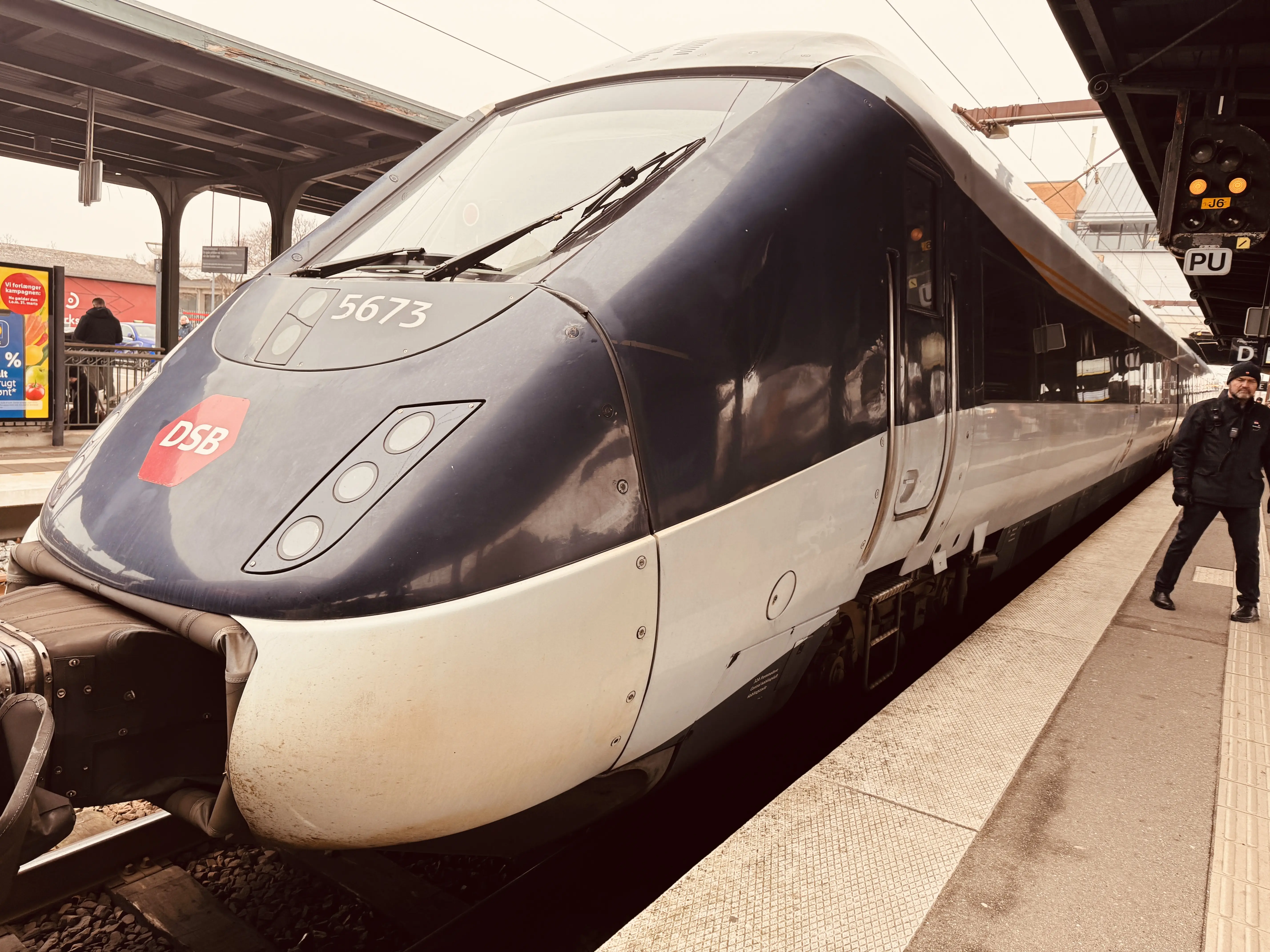 Billede af DSB MG 5673 fotograferet ud for Odense Banegård Center. Billede af DSB MG 5673 fotograferet ud for Odense Banegård Center.