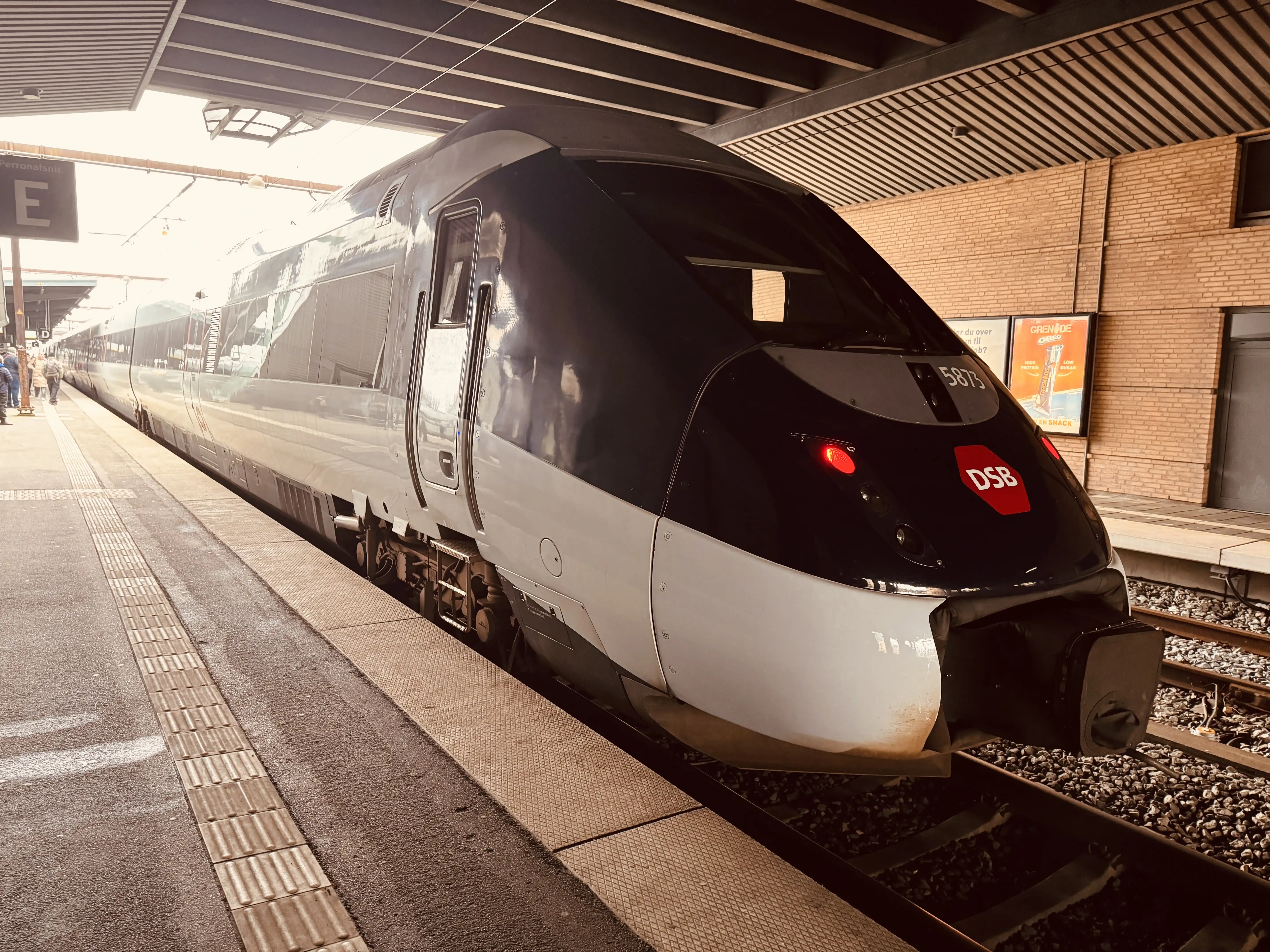 Billede af DSB MG 5673 fotograferet ud for Odense Banegård Center. Billede af DSB MG 5673 fotograferet ud for Odense Banegård Center.