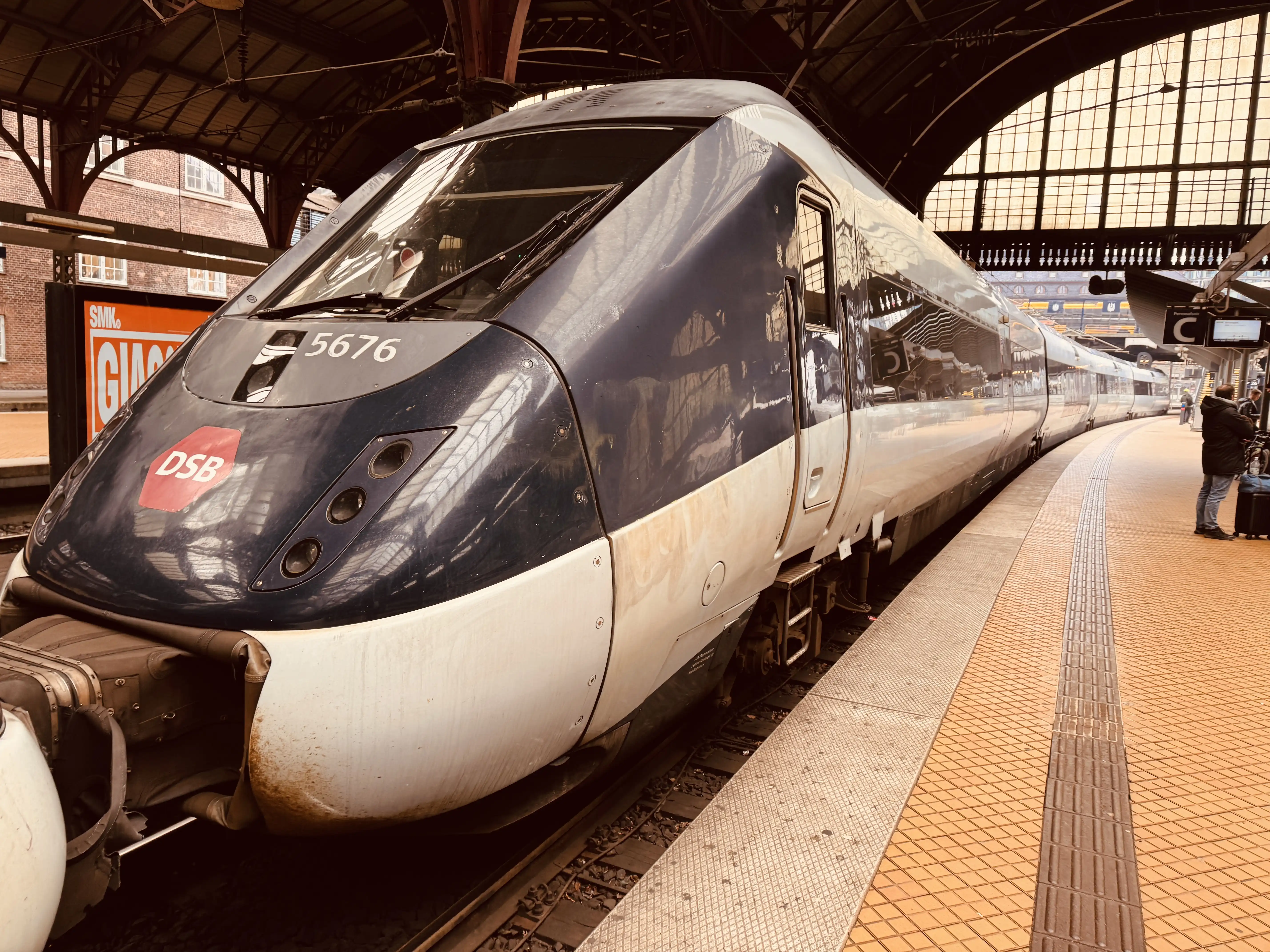 Billede af DSB MG 5676 fotograferet ud for København Hovedbanegård. Billede af DSB MG 5676 fotograferet ud for København Hovedbanegård.
