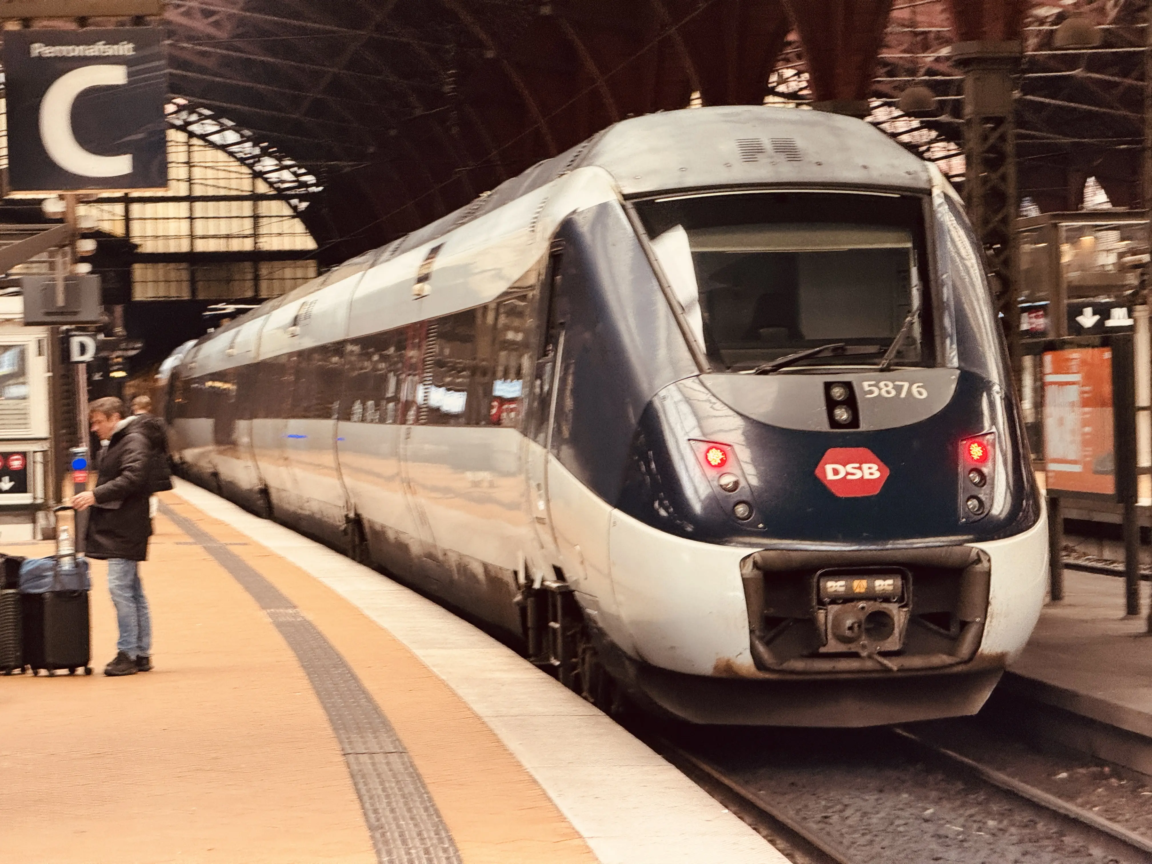 Billede af DSB MG 5676 fotograferet ud for København Hovedbanegård. Billede af DSB MG 5676 fotograferet ud for København Hovedbanegård.